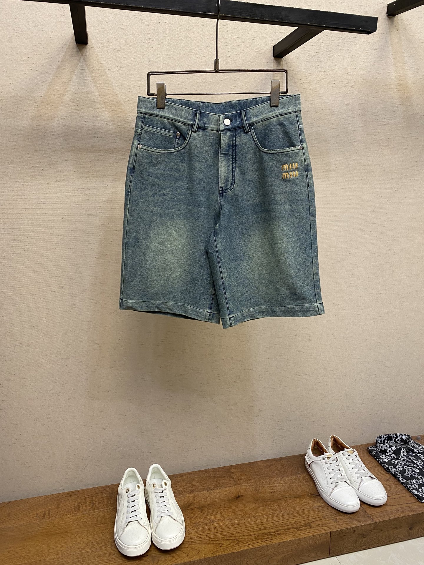 NO:411788,Miu Miu Men's Casual Shorts The latest top-body style is invincible!  This pants are very versatile, elastic waist, and can be worn for daily work. They are a perfect combination of fashionable and leisure and outdoor sports, so whether you wear them normally or outdoors, they are your best choice. Extreme comfort and quick sweating are the most popular key points, improving the comfort of wearing and suitable for aerobics and trail running conditions. This style is a jogging casual pants with an extremely wide range of applications, allowing you to naturally maintain a love for sports in summer, or you can wear them in casual life. Size M-3xl, miumiu, shorts, alexander wang19860909Miu Miu 男士休闲短裤 最新款上身版型无敌正！ 绝对可以闭眼收的一款 此款裤子非常百搭,弹力腰围,日常上班 户外运动都可以穿着,是时尚休闲与户外运动的完美结合,所以无论您平时穿或者户外穿都是您的最佳选择. 极致舒适和快速排汗是备受青睐的重点,提升穿着舒适度,适合有氧运动和越野跑条件下穿着,此款是一件适用范围极其广泛的跑步休闲裤,让你在夏天自然可以保持对运动热爱,也可以在休闲生活中穿着 尺码M-3xl,,miumiu,shorts,alexander wang,Men's clothing