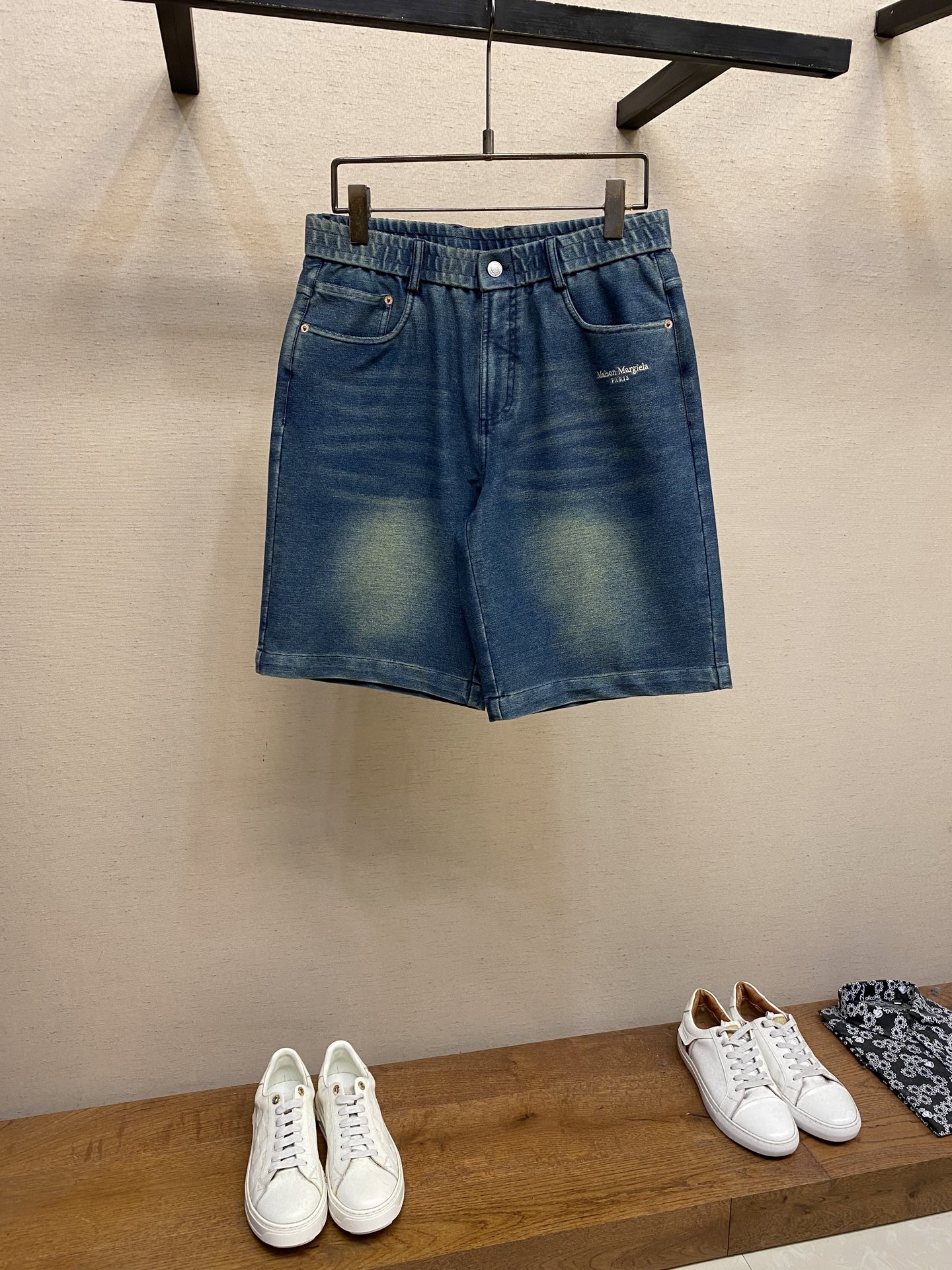 NO:411796,MM6, men's casual shorts, the latest upper body style is invincible!  This pants are very versatile, elastic waist, and can be worn for daily work. They are the perfect combination of fashionable and leisure and outdoor sports, so whether you wear them normally or outdoors, they are your best choice. Extreme comfort and quick sweating are the most popular key points, improving the comfort of wearing and suitable for aerobics and trail running conditions. This style is a jogging casual pants with an extremely wide range of applications, allowing you to naturally maintain a love for sports in summer, or you can wear them in casual life. Size M-3xl,,masion margiela, shorts,alexander wang19860909MM6,男士休闲短裤 最新款上身版型无敌正！ 绝对可以闭眼收的一款 此款裤子非常百搭,弹力腰围,日常上班 户外运动都可以穿着,是时尚休闲与户外运动的完美结合,所以无论您平时穿或者户外穿都是您的最佳选择. 极致舒适和快速排汗是备受青睐的重点,提升穿着舒适度,适合有氧运动和越野跑条件下穿着,此款是一件适用范围极其广泛的跑步休闲裤,让你在夏天自然可以保持对运动热爱,也可以在休闲生活中穿着 尺码M-3xl,,masion margiela,shorts,alexander wang,Men's clothing