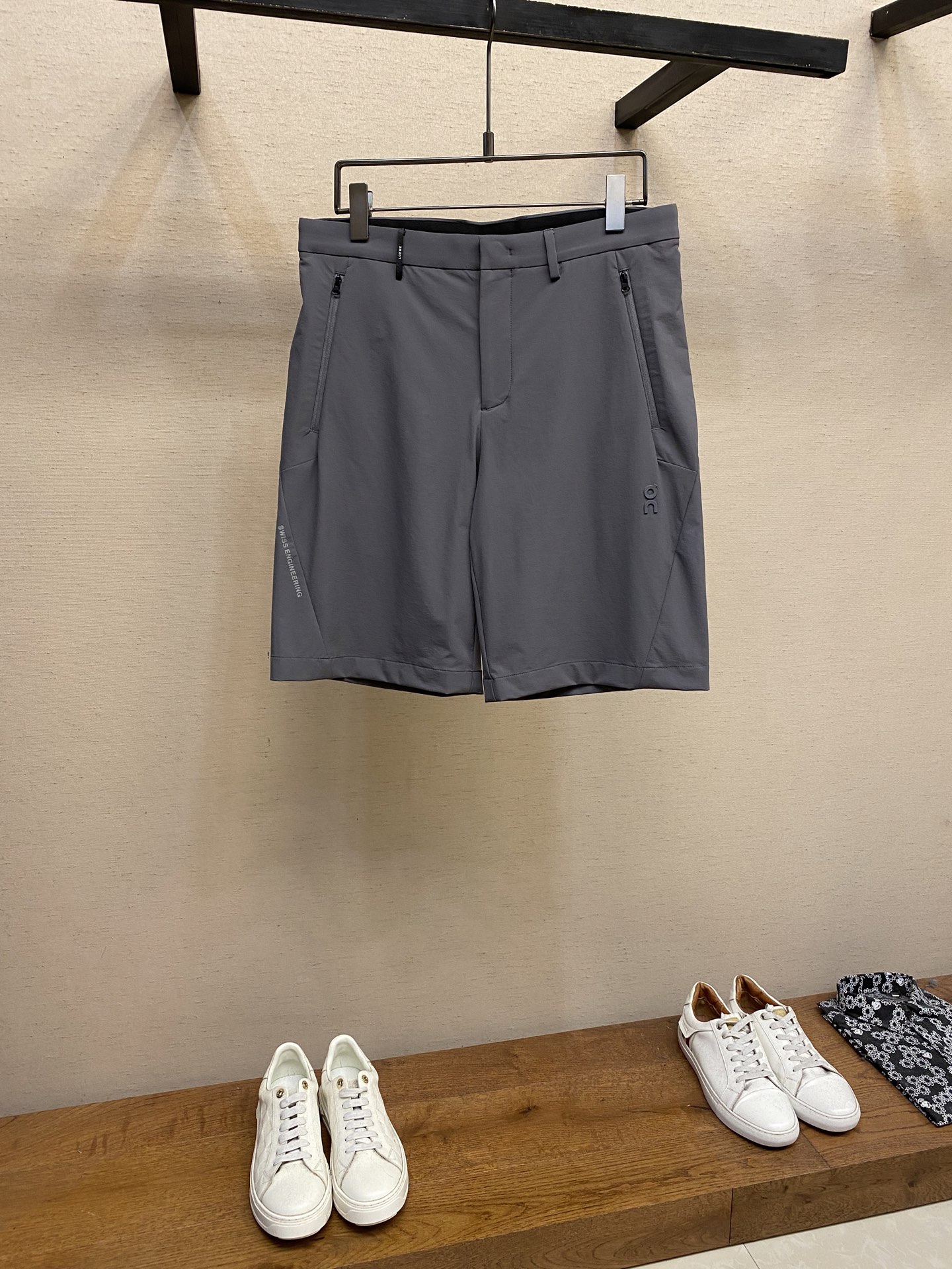 NO:411804,Men's casual shorts The latest top-body style is invincible!  This pants are very versatile, elastic waist, and can be worn for daily work. They are the perfect combination of fashionable and leisure and outdoor sports, so whether you wear them normally or outdoors, they are your best choice. Extreme comfort and quick sweating are the most popular key points, improving the comfort of wearing and suitable for aerobics and trail running conditions. This style is a jogging casual pants with an extremely wide range of applications, allowing you to naturally maintain a love for sports in summer, or you can wear them in casual life. Size M-3xl, shorts, alexander wang19860909男士休闲短裤 最新款上身版型无敌正！ 绝对可以闭眼收的一款 此款裤子非常百搭,弹力腰围,日常上班 户外运动都可以穿着,是时尚休闲与户外运动的完美结合,所以无论您平时穿或者户外穿都是您的最佳选择. 极致舒适和快速排汗是备受青睐的重点,提升穿着舒适度,适合有氧运动和越野跑条件下穿着,此款是一件适用范围极其广泛的跑步休闲裤,让你在夏天自然可以保持对运动热爱,也可以在休闲生活中穿着 尺码M-3xl,,shorts,alexander wang,Men's clothing
