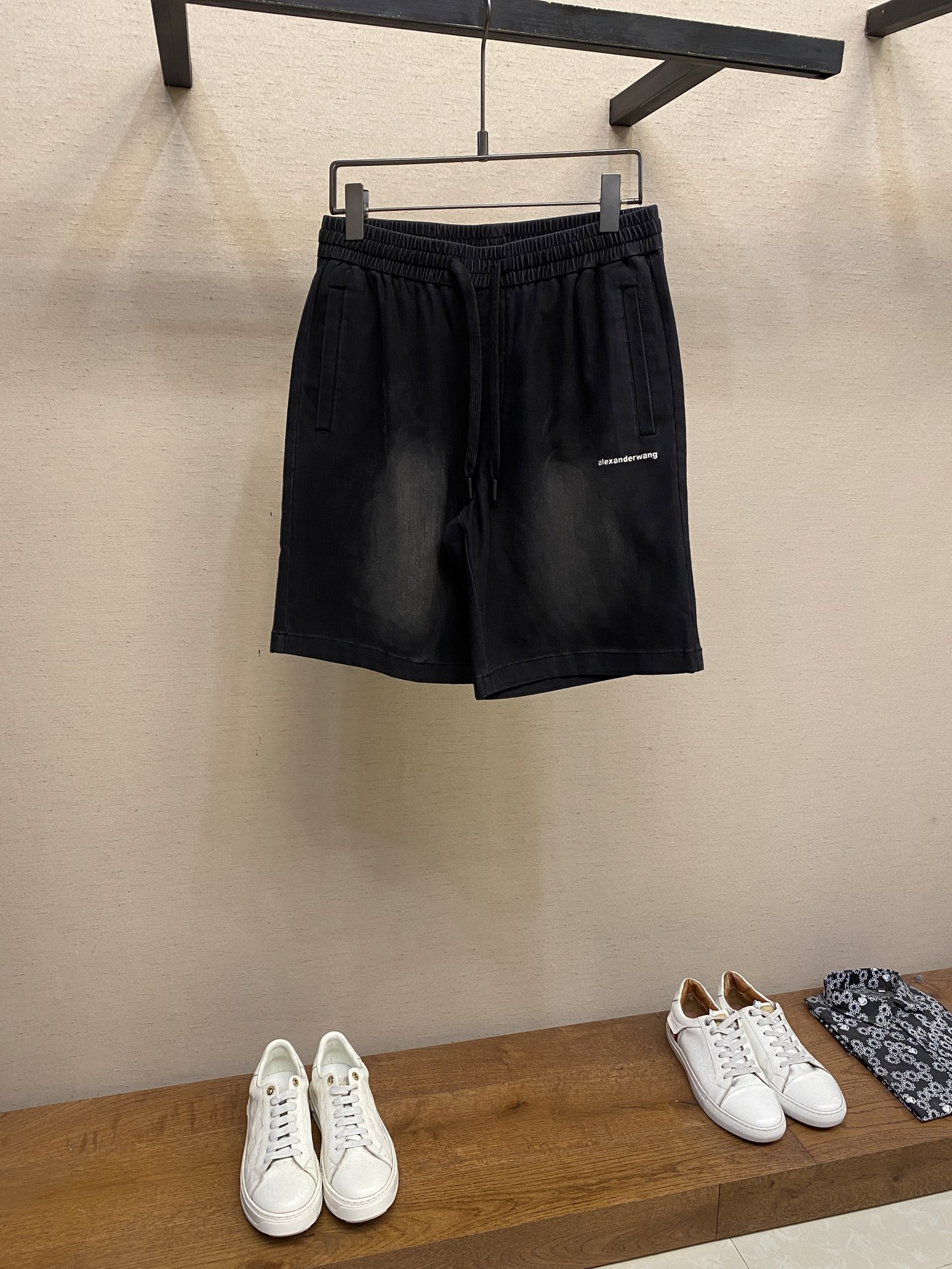 NO:411812,Wang, Men's casual shorts The latest top-body style is invincible!  This pants are very versatile, elastic waist, and can be worn for daily work. They are the perfect combination of fashionable and leisure and outdoor sports, so whether you wear them normally or outdoors, they are your best choice. Extreme comfort and quick sweating are the most popular key points, improving the comfort of wearing and suitable for aerobics and trail running conditions. This style is a jogging casual pants with an extremely wide range of applications, allowing you to naturally maintain a love for sports in summer, or you can wear them in casual life. Size M-3xl, shorts, alexander wang19860909Wang,男士休闲短裤 最新款上身版型无敌正！ 绝对可以闭眼收的一款 此款裤子非常百搭,弹力腰围,日常上班 户外运动都可以穿着,是时尚休闲与户外运动的完美结合,所以无论您平时穿或者户外穿都是您的最佳选择. 极致舒适和快速排汗是备受青睐的重点,提升穿着舒适度,适合有氧运动和越野跑条件下穿着,此款是一件适用范围极其广泛的跑步休闲裤,让你在夏天自然可以保持对运动热爱,也可以在休闲生活中穿着 尺码M-3xl,,shorts,alexander wang,Men's clothing