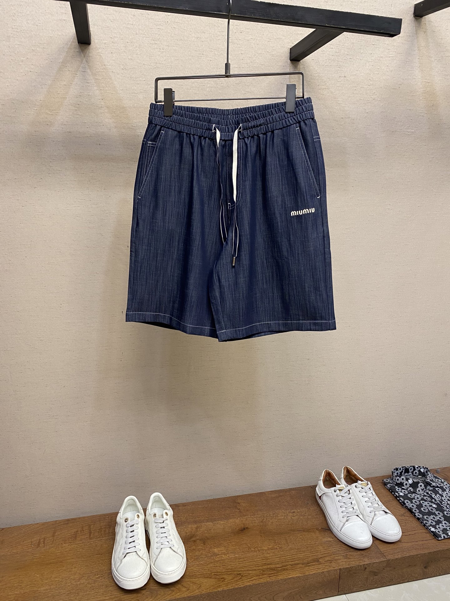 NO:411820,Miu Miu Men's Casual Shorts The latest top-body style is invincible!  This pants are very versatile, elastic waist, and can be worn for daily work. They are the perfect combination of fashionable and leisure and outdoor sports, so whether you wear them normally or outdoors, they are your best choice. Extreme comfort and quick sweating are the most popular key points, improving the comfort of wearing and suitable for aerobics and trail running conditions. This style is a jogging casual pants with an extremely wide range of applications, allowing you to naturally maintain a love for sports in summer, or you can wear them in casual life. Size M-3xl, miumiu, shorts, alexander wang19860909Miu Miu 男士休闲短裤 最新款上身版型无敌正！ 绝对可以闭眼收的一款 此款裤子非常百搭,弹力腰围,日常上班 户外运动都可以穿着,是时尚休闲与户外运动的完美结合,所以无论您平时穿或者户外穿都是您的最佳选择. 极致舒适和快速排汗是备受青睐的重点,提升穿着舒适度,适合有氧运动和越野跑条件下穿着,此款是一件适用范围极其广泛的跑步休闲裤,让你在夏天自然可以保持对运动热爱,也可以在休闲生活中穿着 尺码M-3xl,,miumiu,shorts,alexander wang,Men's clothing