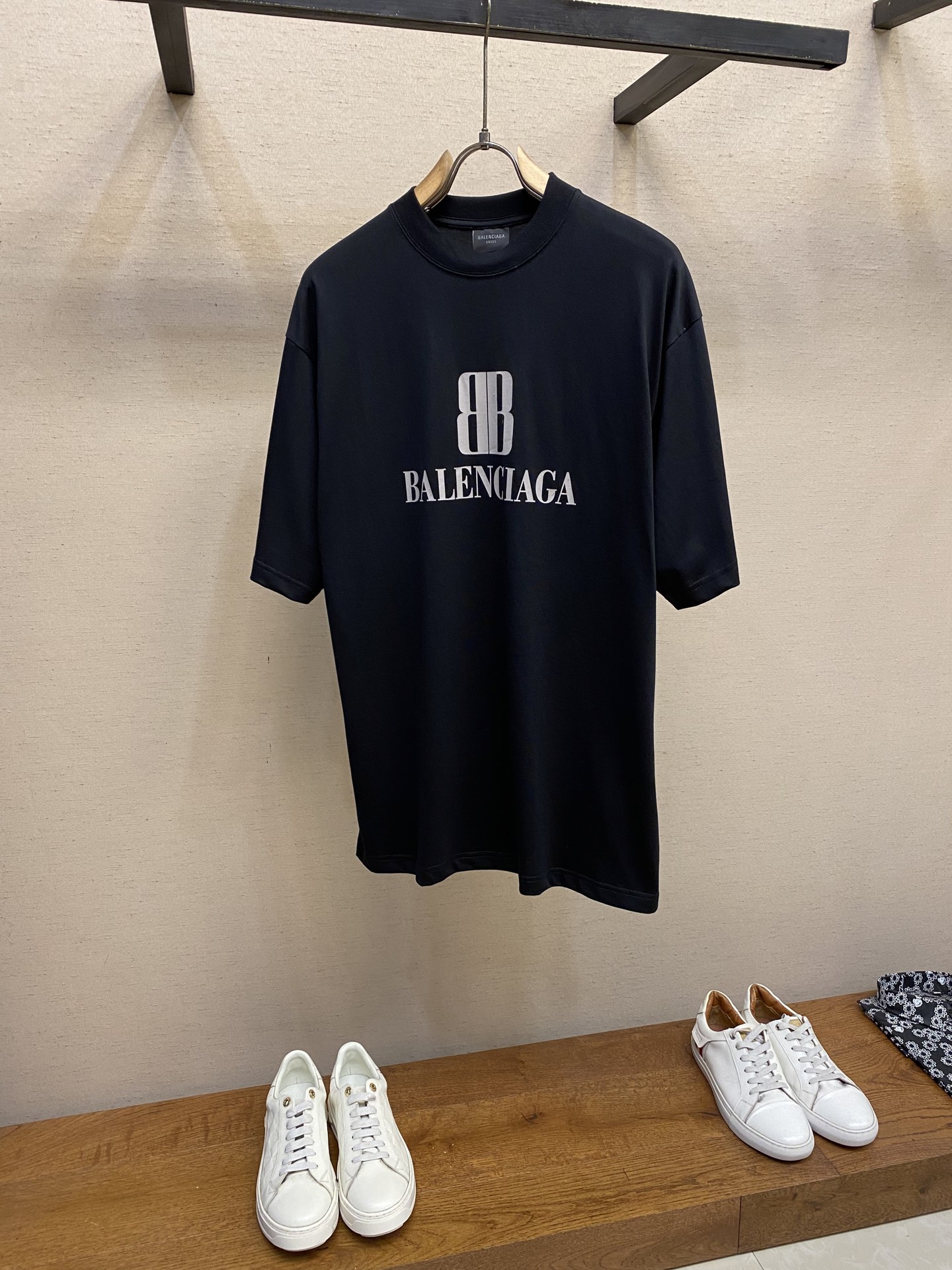 NO:411835,Balenciaga, BA black letter double B print short sleeves original, 500 purchase; retro plain fabric, front decorated with nano bb art print, round neck short sleeves, loose tailoring, full set of auxiliary materials equipped with # Retro jersey knitted fabric, 15S fine cotton plain fabric, 230g; matched with 32S double yarn thread, 300g. Fine cotton fabric usually has good moisture absorption, breathability, warmth and wear resistance, and is also soft and smooth. Retro fine cotton fabric is thicker with retro style black color, and is finely processed and processed to have excellent texture and performance. Due to fine processing, the fine cotton fabric is light and thin, soft and comfortable to touch, and it is very suitable for the skin when worn. # The front is decorated with nano bb art print  High-density dot slurry printing is a unique and advanced printing technology. The dots are distributed very densely, so the printed patterns have extremely high clarity and resolution. High-density dot slurry printing technology is used to print various complex patterns and textures on clothing. Ink and graffiti letter printing has a unique texture and three-dimensional feeling through this technology. At the same time, due to the special nature of the paste, the printed patterns have a certain attractiveness, unique visual effect, and delicate touch. # High-neck oversize loose style oversize loose silhouette design, the basic round neck collar falls shoulder line, and vertical pit bar weaving codes are used from top to bottom. The neckline, cuffs, and hem have a slurry closing mouth, and the sleeve length is longer and highlights the sense of detail. The thickness of the ready-to-wear is consistent with the original version, and it is shaped separately, so the upper body is wide and not easily deformed.  Size XS-L, balenciaga, versace, T-shirt, alexander wang19860909Balenciaga,BA 黑字母双B印花短袖 原,500购买；复古平纹面料、正面饰以nano bb艺术作品印花、圆领短袖、宽松剪裁、全套辅料配备 # 复古平纹针织面料 采用15S精棉平纹,230g；搭配 32S双纱拉架螺纹,300g.精棉面料通常具有较好的吸湿性、透气性、保暖性和耐磨性,同时也比较柔软和光滑.复古精棉面料比较厚实的棉质面料,具有复古风格的黑色调泽,同时经过精细加工和处理,具有优良的质地和性能.由于经过了精细加工,精棉面料的质地比较轻薄,手感柔软舒适,穿着起来非常贴合皮肤. # 正面饰以nano bb艺术作品印花 高密度网点浆印花是一种独特且高级的印刷技术,网点的分布非常密集因此印刷出的图案具有极高的清晰度和分辨率.利用高密度网点浆印花技术在服装上印刷出各种复杂的图案和纹理,水墨涂鸦感字母印花通过这种技术印刷,具有独特的质感和立体感.同时,由于浆料的特殊性质,印刷后的图案具有一定的吸引力,视觉效果独特,而且触感细腻. # 高领oversize宽松版型 oversize宽松廓形设计,基础款圆领领口落肩线,自上而下采用纵向坑条织码,领口、袖口、下摆均有罗口收口,袖长更偏长突出细节感.成衣厚度与原版一致,另做定型处理,上身挺阔不易变形. 尺码XS-L,,balenciaga,versace,T-shirt,alexander wang,Men's clothing