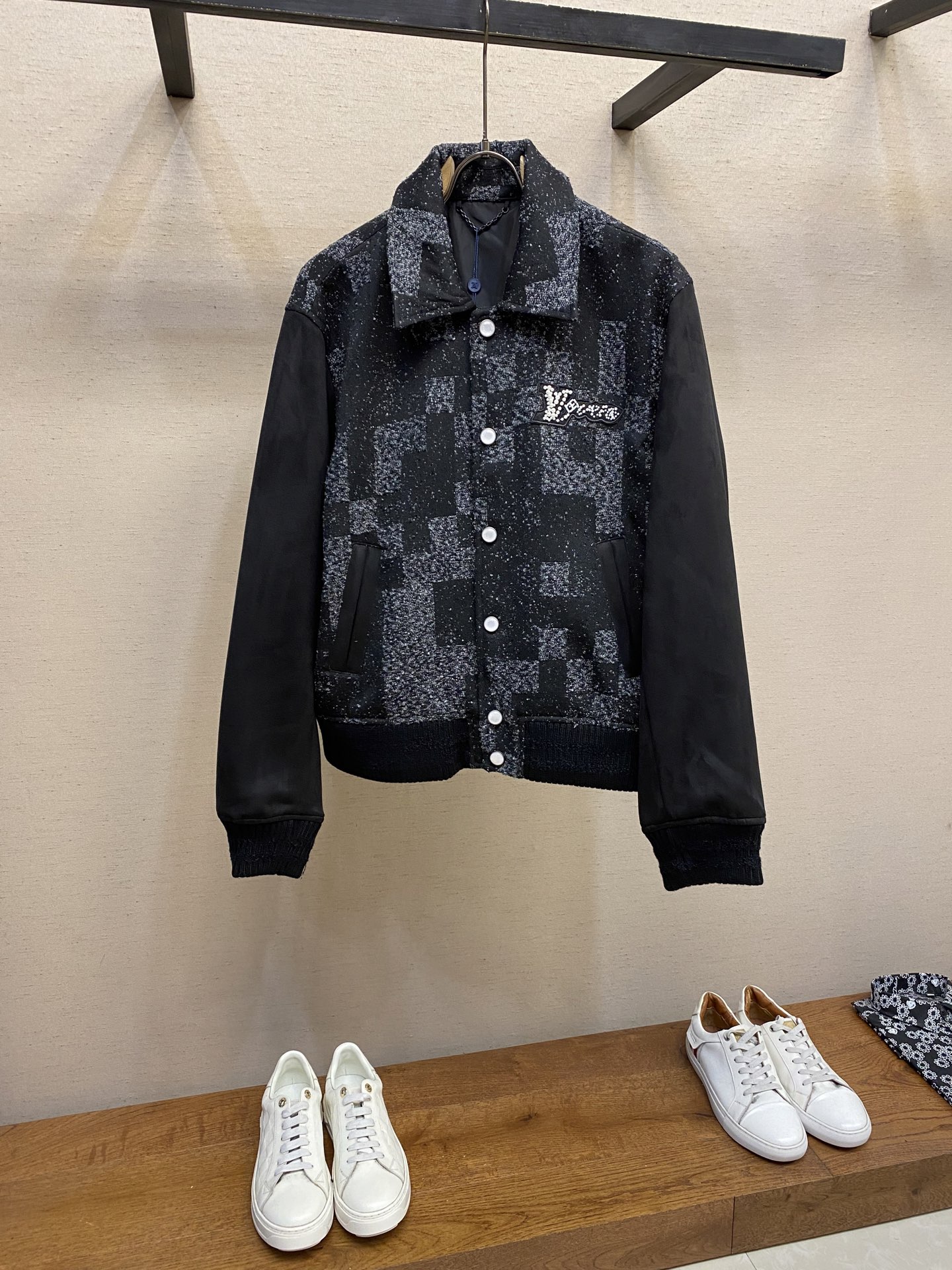 NO:418351,1V/Louis SS25 chessboard camouflage jacquard baseball uniform jacket jacket took half a year to weave original uniform tweed blend fabric 22-way jacquard process to weave a chessboard shading Size 46-52,,louis vuitton,jackets & coats,jackets & coats,alexander wang198609091V/路易 SS25 棋盘格迷彩提花棒球服夹克外套 耗费半年时间 定织原版一致粗花呢混纺面料 经纬纱22道提花工序织出棋盘底纹 尺码46-52,,louis vuitton,jackets & coats,jackets & coats,alexander wang,Men's clothing
