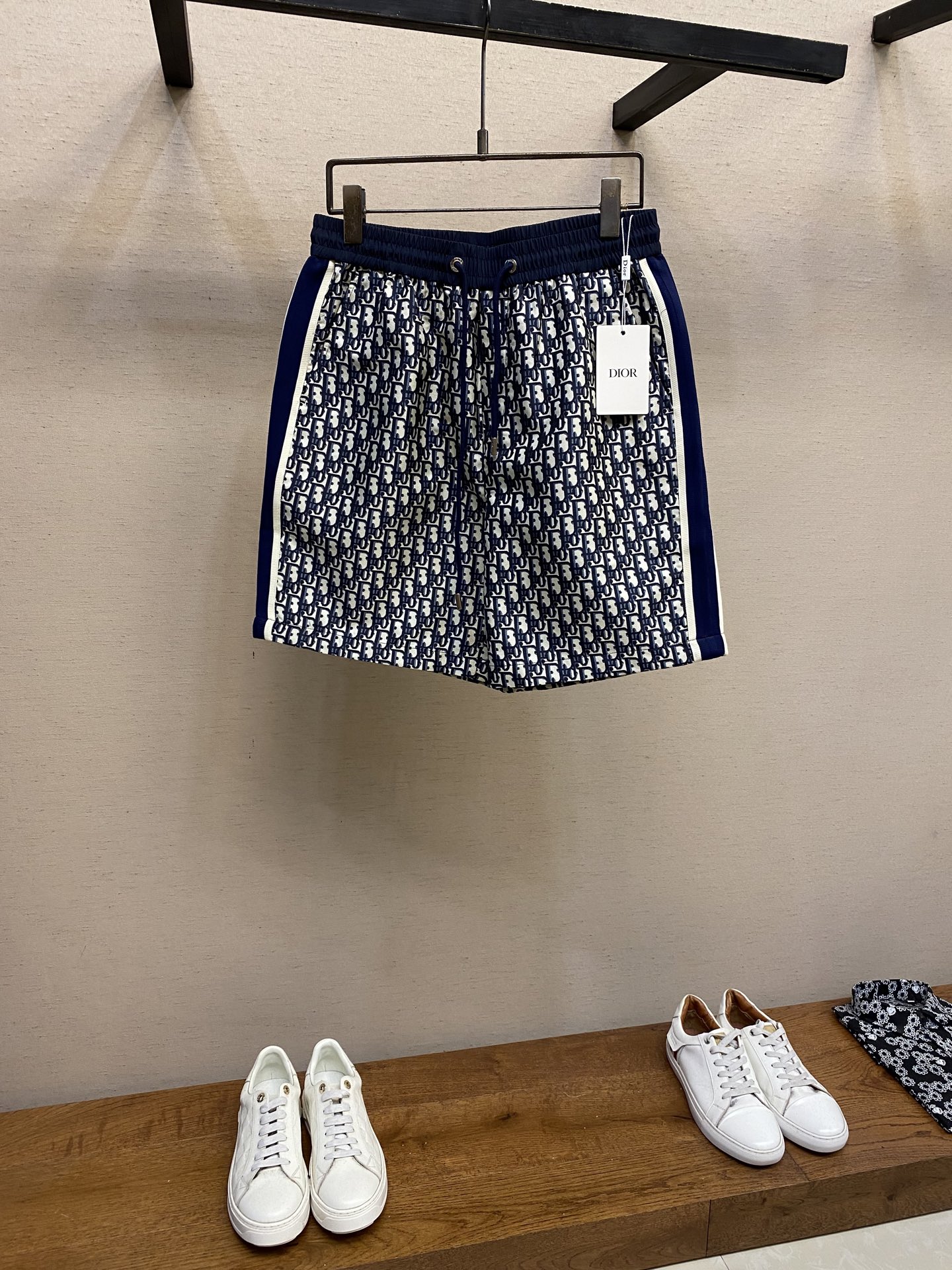 NO:418396,Dior, Xiaodi's classic presbyterian navy blue jacquard casual shorts This shorts are made of polyester fiber and cotton blended with the advantages of two materials. Cotton fiber brings excellent skin-friendliness and moisture absorption and breathability, allowing the skin to remain dry and comfortable at all times; polyester fiber gives the shorts excellent wear resistance and wrinkle resistance, which is not easy to deform after wearing for a long time, and is easy to take care of. The classic blue and white color scheme and the iconic jacquard pattern show the brand style and fashion taste. The elastic elastic band at the waist and the drawstring design are not only easy to adjust, but also adapt to different waist circumferences, and wear them freely and without restraints. The side stripes decoration add details and visually modify the leg lines. Size XS-L,,dior, shorts,alexander wang19860909Dior,小迪经典老花藏蓝色提花休闲短裤 这款短裤采用聚酯纤维与棉混纺面料,巧妙融合两种材质优势.棉纤维带来绝佳的亲肤感与吸湿透气性,让肌肤时刻保持干爽舒适；聚酯纤维则赋予短裤出色的耐磨性、抗皱性 ,久穿不易变形,打理轻松. 经典的蓝白配色与标志性提花图案,尽显品牌格调与时尚品味.腰部的弹力松紧带搭配抽绳设计,不仅调节方便,还能适配不同腰围,穿着自在无束缚.侧边条纹装饰,增添细节亮点,更在视觉上修饰腿部线条. 尺码XS-L,,dior,shorts,alexander wang,Men's clothing