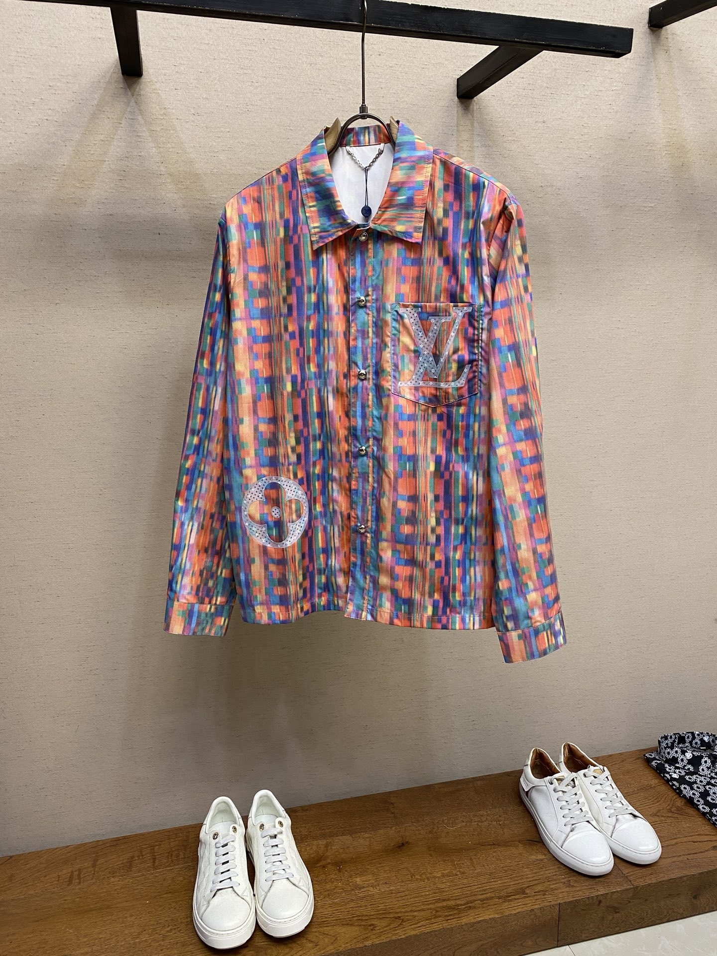 NO:418344,1V, 25SS new product 1V Rainbow laser three-dimensional presbyterian printed long-sleeved shirt. Rainbow presbyterian checkerboard jacket with clean and elegant temperament!  Gong Jun wore the floral shirt with his unique charm and clean temperament, so he was invincible that he had no friends!  The color interpretation of classic printing, different craftsmanship creates a different texture!  Size 46-52, Jackets & coats, Jackets & coats, Shirts, Alexander wang198609091V,25SS新品 1V彩虹镭射立体老花印花长袖衬衫.彩虹老花棋盘格夹克外套 干净气质无敌！龚俊把花衬衫穿出了独一份的魅力干净气质更是无敌到没朋友！ 经典印花的色彩演绎,不同的工艺造就不一样的质感！ 尺码46-52,,jackets & coats,jackets & coats,shirts,alexander wang,Men's clothing