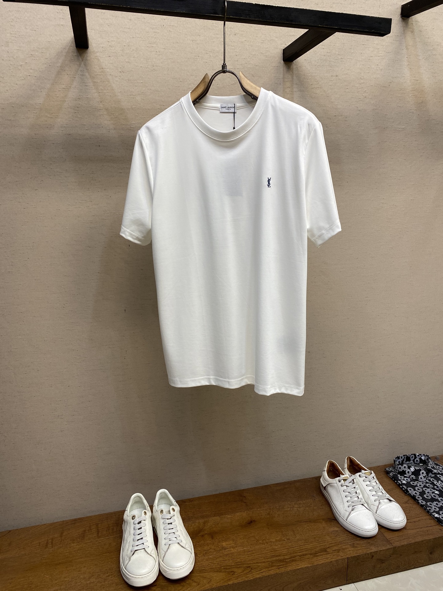 NO:418406,YSL small logo embroidered couple short-sleeved T-shirt This SLP short-sleeved short-sleeved short-sleeved short-sleeved short-sleeved short-sleeved short-sleeved short-sleeved short-sleeved short-sleeved short-sleeved short-sleeved short-sleeved short-sleeved short-sleeved short-sleeved short-sleeved short-sleeved short-sleeved long-sleeved long-sleeved long-sleeved long-sleeved long-sleeved long-sleeved long-sleeved long-sleeved long-sleeved long-sleeved long-sleeved long-sleeved long-sleeved long-sleeved long-sleeved long-sleeved long-sleeved long-sleeved long-sleeved long-sleeved long-sleeved long-sleeved long-sleeved long-sleeved long-sleeved long-sleeved long-sleeved long-sleeved long-sleeved long-sleeved long-sleeved long-sleeved long-sleeved long-sleeved long-sleeved long-sleeved long-sleeved long-sleeved long-sleeved long-sleeved long-sleeved long-sleeved long-sleeved long-sleeved long-sleeved long-sleeved long-sleeved long-sleeved long-sleeved long-sleeved long-sleeved long-sleeved long-sleeved long-sleeved long-sleeved long-sleeved long-sleeved long-sleeved long-sleeved long-sleeved long-sleeved long-sleeved long19860909YSL小logo刺绣情侣款短袖T恤 这款SLP短袖,简约而不失格调.经典圆领设计,贴合颈部线条,舒适又百搭.黑白双色,纯粹而永恒,轻松适配各种风格造型. 客供高克重纯棉面料定织制作,面料柔软亲肤,透气性极佳.胸口处精致的YSL刺绣标识,以细腻针法勾勒品牌灵魂,低调间彰显奢华质感.无论是日常出行还是社交场合,都能助你展现优雅与品味,诠释法式时尚的独特魅力. 尺码XS-L,,loro piana,saint laurent,T-shirt,tees，t-shirt,alexander wang,Men's clothing