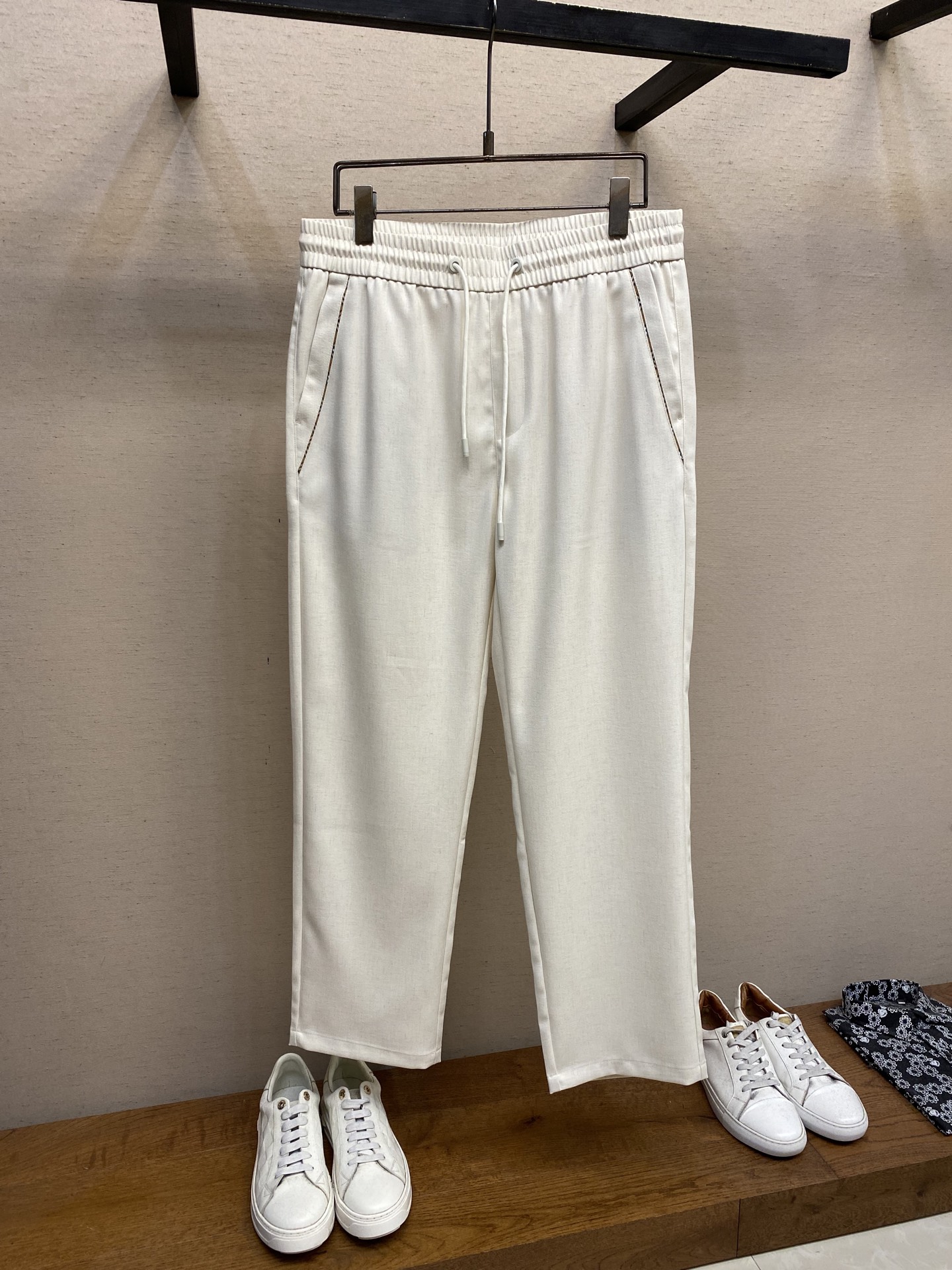 NO:418361,BBR produces a single fine product~Black and white linen pants. The ingredients of black and white fabrics are different, so pay attention to the difference!  The most sincere and luxurious work ~ Simplicity without losing style. This casual pants interprets the perfect fusion of casualness and elegance. It is available in classic black and gentle apricot colors, suitable for diverse dressing scenes. The elastic waist is matched with drawstring design, which is free to adjust, and meets different body needs, bringing an unrestrained and comfortable experience. The side zipper pocket adds practicality while highlighting the quality with exquisite details; the exquisite embroidery logo at the back pocket shows off its unique identity in a low-key manner. The white fabric is made of 85 polyester and 15 linen, combining the crisp, wrinkle-resistant and linen-resistant breathable and skin-friendly. The black fabric is 49 polyester fiber 41 viscose  5-day silk, 2 nylon and spandex blend, the fabric is solid and sleek and stylish. Whether it is walking on the street or commuting in the workplace, it can help you easily create a fashionable look and show your attitude towards life in the details. Size 31 32 33 34 35 36,,alexander wang19860909BBR出品单精品~黑白两色亚麻裤 黑色与白色面料成份不同,注意区别！诚意满满的顶奢之作~简约而不失格调,这款休闲裤诠释着随性与优雅的完美融合.有经典黑色与温柔米杏色可选,适配多元穿搭场景. 松紧腰头搭配抽绳设计,自在调节,贴合不同身形需求,带来无拘无束的舒适体验.侧边拉链口袋,增添实用性的同时,以精致细节彰显品质感；后袋处精致的刺绣标识,低调展露独特身份. 白色款面料由85涤纶与15亚麻混纺而成,兼具涤纶的挺括抗皱与亚麻的透气亲肤.黑色款面料收49聚酯纤维 41粘胶 5天丝与2锦纶及氨纶混纺精制,面料质感扎实,垂顺有型.无论是漫步街头,还是职场通勤,它都能助你轻松打造时尚造型,于细节处尽显生活态度. 尺码31 32 33 34 35 36,,alexander wang,Men's clothing