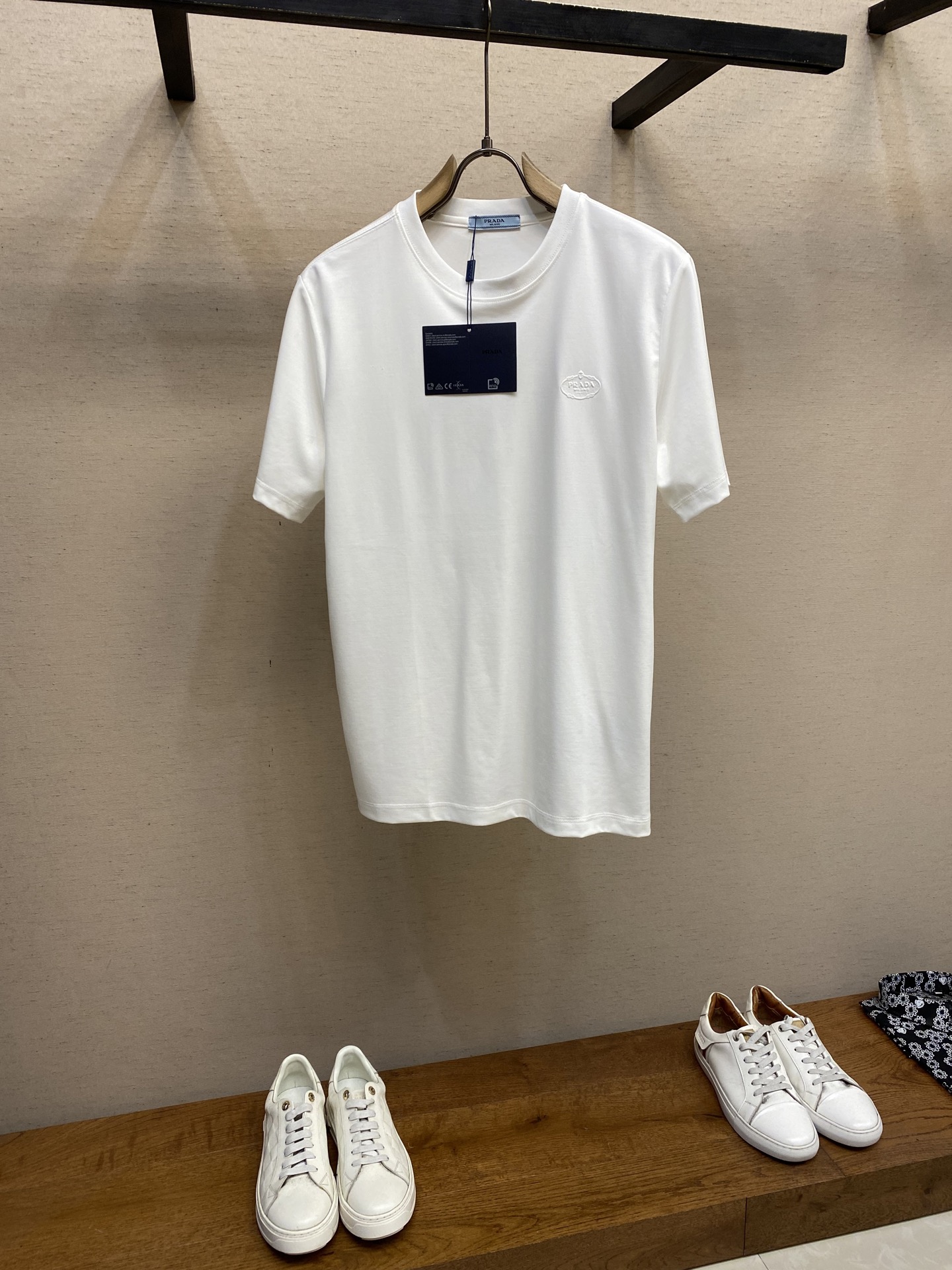 NO:418332,Prada, PD classical logo embossed short-sleeved T-shirt This Pra** short-sleeved T-shirt shows fashion charm. The classic round neck design fits the neck lines, is comfortable and versatile, and is easily adapted to various occasions. It is available in two colors of pure beige and mysterious cool black to meet different dressing needs. The fabric is made of polyamide fiber and other materials, with excellent texture and soft and delicate touch, and has good breathability and comfort, and is skin-friendly and skin-friendly. The exquisite brand logo is presented in a low-key manner on the chest, outlined with delicate embroidery craftsmanship, demonstrating unique identity and luxury taste, silently telling the excellent quality and profound background of Pr**. The loose style is extremely inclusive and free and casual. Whether it is to wear it alone to show a casual style or to create a sense of layering with a jacket, it can be easily controlled, adding points to your fashionable look.  Size XS-L, prada, jackets & coats, T-shirt,tees, t-shirt,alexander wang19860909Prada,PD古典本色logo压纹短袖T恤 这款Pra**短袖T恤,尽显时尚魅力.经典圆领设计,贴合颈部线条,舒适又百搭,轻松适配各种场合.有纯净米白与神秘酷黑双色可选,满足不同穿搭需求.面料采用聚酰胺纤维等材质,质感上乘,触感柔软细腻,兼具良好的透气性与舒适度,穿着亲肤无负担. 精致的品牌徽标低调地呈现于胸前,以细腻的刺绣工艺勾勒,彰显独特身份与奢华品味,无声诉说着Pr**的卓越品质与深厚底蕴.宽松版型,对身材包容性极佳,自在随性,无论是单穿展现休闲风范,还是搭配外套打造层次感,都能轻松驾驭,为您的时尚造型加分. 尺码XS-L,,prada,jackets & coats,T-shirt,tees，t-shirt,alexander wang,Men's clothing