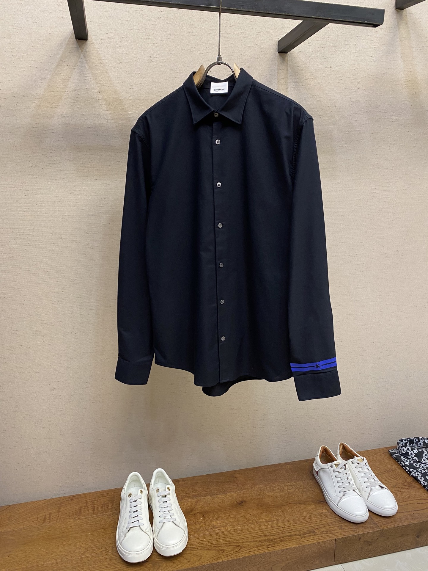 NO:418345,BBR, the same business and casual Oxford cotton long-sleeved shirt for men and women, trading company channel goods, pure blood, new products for early spring in 25 years, high-end Italian original production, classic evergreen ace product!  A shirt that is very consistent with the aesthetic tone of the B family. The styling design perfectly follows the essence of the B family. The cuff printed war horse uses classic retro Vintage contrasting color combination elements, which has a rich British style, is quite recognizable and boasts about its identity!  The imported Egyptian pure cotton fabrics are made of high-quality cotton raw materials with excellent lighting. They are made of English century-old workshops. After the heavy enzyme washing process, the texture becomes softer, full of affinity, both comfort and breathability, extremely delicate touch, and excellent skin-friendly!  The details are exquisite and sophisticated, with strict stitching, first-class tailoring, and every inch is just right. The lines are smooth and clean, and the invincible versatile type is both solemn and harmonious. It is both business and leisure, and can run through multiple seasons. It is very compatible with the bottoms. It is a basic item that is essential for men's wardrobe!  Size S-2xl S S S S width 44 bust 102 sleeve length 62 clothes 75 M S S shoulder width 45 bust 106 sleeve length 63 clothes 76 L S shoulder width 46 bust 110 sleeve length 64 clothes 77 XL S shoulder width 47 bust 114 sleeve length 65 clothes 78 XXL S shoulder width 48 bust 118 sleeve length 66 clothes 79 black and white.,,shirts,alexander wang19860909BBR,男女同款商务休闲牛津纺纯棉长袖衬衫,贸易公司渠道货,纯正血统,25年早春新品,高端意大利原厂出品,经典常青王牌产物！ 极符合B家族美学基调的一款衬衫,造型设计完美沿袭了B家的精髓,袖口印花战马运用了经典复古 Vintage 撞色拼色元素,具有浓郁的英伦风格,颇具辨识度且标榜了身份！ 客供进口的埃及纯棉面料,选用光照极好的上等棉花原料,经过英格兰百年工坊定织定染而成,继重磅酵素洗工艺后,肌理变的更为柔软,亲和力十足,舒适性与透气性兼备,触感极为细腻,亲肤性绝佳！ 细节工艺精致考究,严丝合缝,剪裁一流,每一寸都拿捏的恰到好处,线条感流畅干净,无敌的百搭类型,亦庄亦谐,商务与休闲兼备,可以贯穿多个季节,与下装兼容空间极高,男人衣橱必备的基础单品！ 尺码S-2xl S码肩宽44胸围102袖长62衣长75 M码肩宽45胸围106袖长63衣长76 L码肩宽46胸围110袖长64衣长77 XL码肩宽47胸围114袖长65衣长78 XXL码肩宽48胸围118袖长66衣长79 黑色和白色.,,shirts,alexander wang,Men's clothing