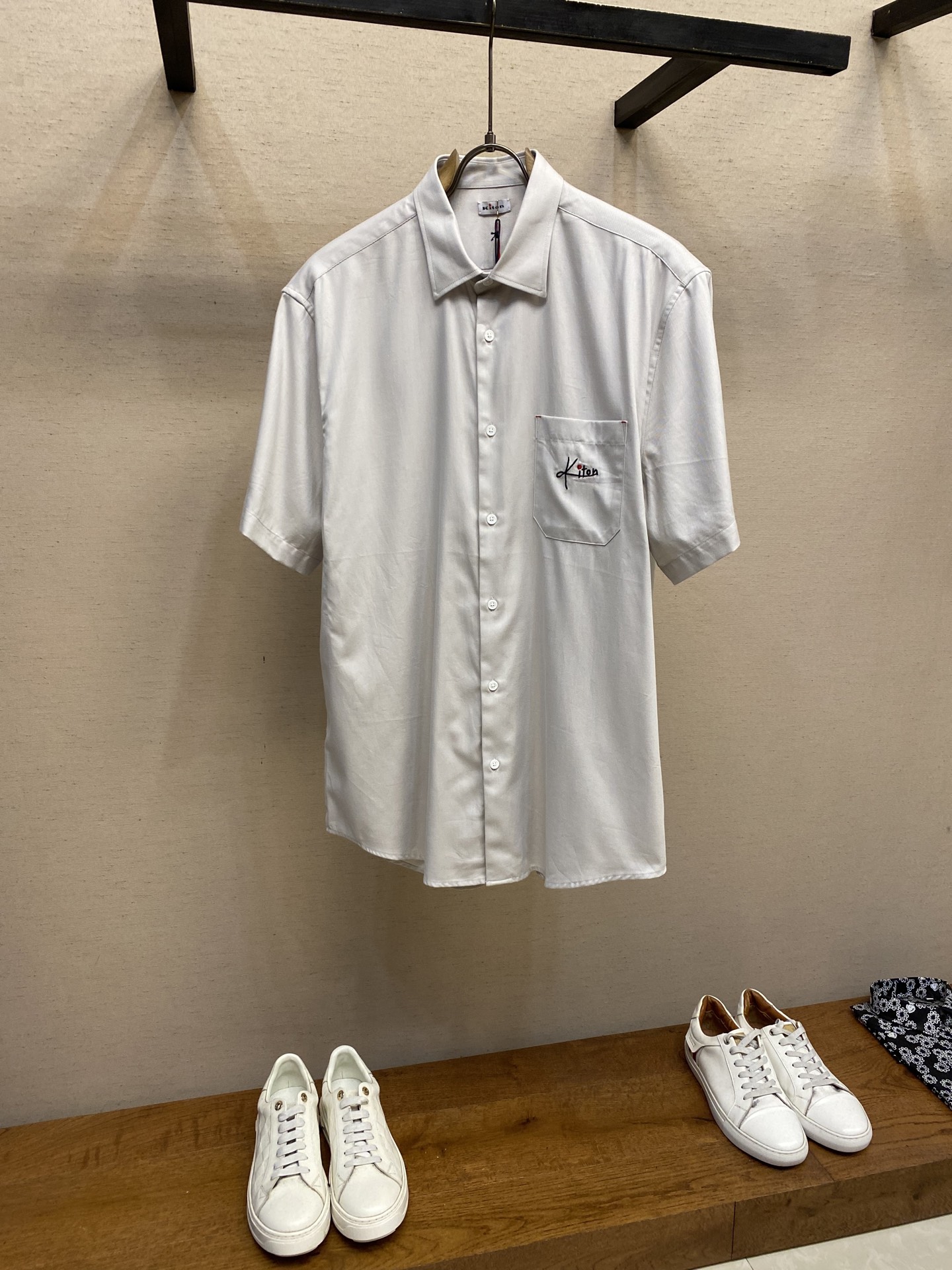 NO:418352,The Kiton brand was founded in Naples, Italy in 1968. The founder, Mr. Ciro Paone, has an almost crazy persistence in quality. 'Add one more point above the full score' is the brand's consistent guiding principle. As a representative of classic elegance, Kiton gives clothes a vivid vitality with traditional craftsmanship, rare fabrics, and exquisite tailoring. This shirt is made of 120 double-strand yarn twill color weaving technology!  Full of luxury!  Customized Beilin Inlay Button Market Exclusive First Launch!   Size S-2xl s Shoulder width 48 bust 110 length 79 sleeve length 24 m Shoulder width 49 bust 114 length 80 sleeve length 25 l Shoulder width 50 bust 118 length 81 sleeve length 26 xl Shoulder width 51 bust 122 length 82 sleeve length 27 xxl Shoulder width 52 bust 126 length 84 sleeve length 28 Size recommended (slightly loose style) Height 174-1 50 catties, try on size M!  A boy can choose S code within 135 catties, a M code for 135-150 catties, a L code for 150-165 catties, a XL code for 165-180 catties, and a XXL code for 180-198 catties!  ,shirts,alexander wang19860909Kiton品牌于1968年创立于意大利那不勒斯,创始人Ciro Paone先生对品质有着近乎疯狂的执着,“满分之上再加一分”是品牌一贯的指导原则.作为经典优雅的代表,Kiton以传统的工艺,珍稀的面料,精湛的剪裁,赋予衣服鲜活的生命力. 这款衬衫彩用鲁泰120支双股纱斜纹色织工艺！奢侈感十足！定制贝镶嵌钮扣市场独家首发！  尺码S-2xl s 肩宽 48胸围 110衣长 79袖长24 m 肩宽 49胸围 114衣长 80袖长25 l肩宽 50胸围 118衣长 81袖长26 xl 肩宽 51胸围 122衣长 82袖长27 xxl肩宽 52胸围 126衣长 84袖长28 尺码推荐（略宽松版型） 身高174-1 50斤,试穿M码合适！ 男生体重135斤以内选择S码,135-150斤选择M码,150-165斤选择L码,165-180斤选择XL码,180-198斤选择XXL码！,,shirts,alexander wang,Men's clothing