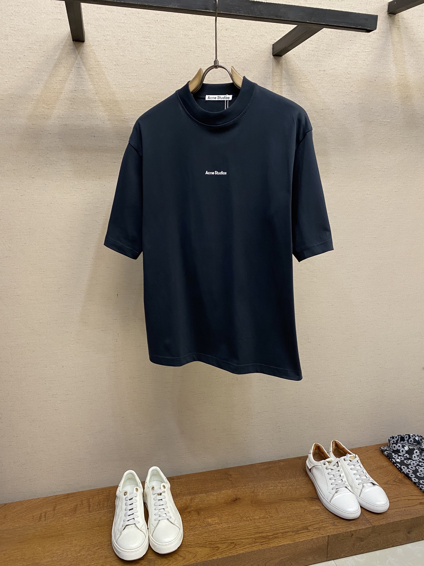 NO:418347,Acne Studios patch label short sleeves are made of customized 280G 32s pure cotton fabric, with comfortable skin and full texture. The fixed weaving and dyeing are consistent in color. The logo is made of imported silk screen glue printing + foaming technology, and is full of three-dimensionality. The label behind it uses patch embroidery technology, with perfect details. The complete set of auxiliary materials is independently developed, and every small detail is perfectly presented. Size S-XL, acne studios, dior, T-shirt, alexander wang19860909Acne Studios 贴布标签短袖 采用定制280G 32s纯棉面料,肤感舒适 质感十足.定织定染,颜色一致.标识logo采用进口丝网胶浆印花+发泡工艺复合打造 立体感十足.背后标签采用贴布绣花工艺 细节完美.全套辅料独立开发,每一个小细节都完美呈现. 尺码S-XL,,acne studios,dior,T-shirt,alexander wang,Men's clothing