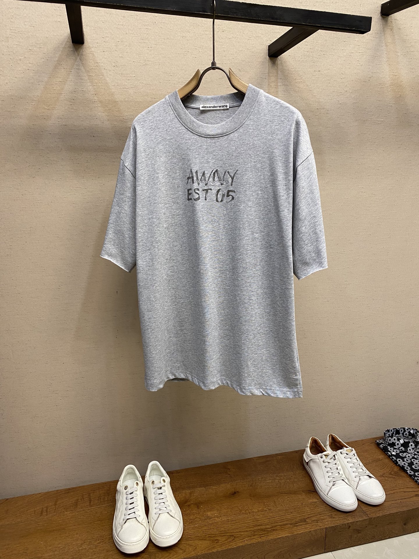 NO:418357,Alexander wang This T-shirt shows a low-key but stylish style with its simple design and brand logo. The brand name on the chest adds a touch of artistic and personality to the overall look. The King T-shirt is made of soft and comfortable fabric, breathable and suitable for all seasons. Whether worn alone or as an inner wear, it can easily match a casual and fashionable style. Size S, M, L,, alexander wang,tees, t-shirt, alexander wang19860909Alexander wang 这款T恤以其简约的设计和品牌标志,展现出一种低调而不失格调的风格.胸前品牌名称,为整体造型增添了一抹艺术感和个性. 大王T恤采用柔软舒适的面料,透气性好,适合四季穿着.无论是单穿还是作为内搭,都能轻松搭配出休闲时尚的风格. 尺码S,M,L,,alexander wang,tees，t-shirt,alexander wang,Men's clothing