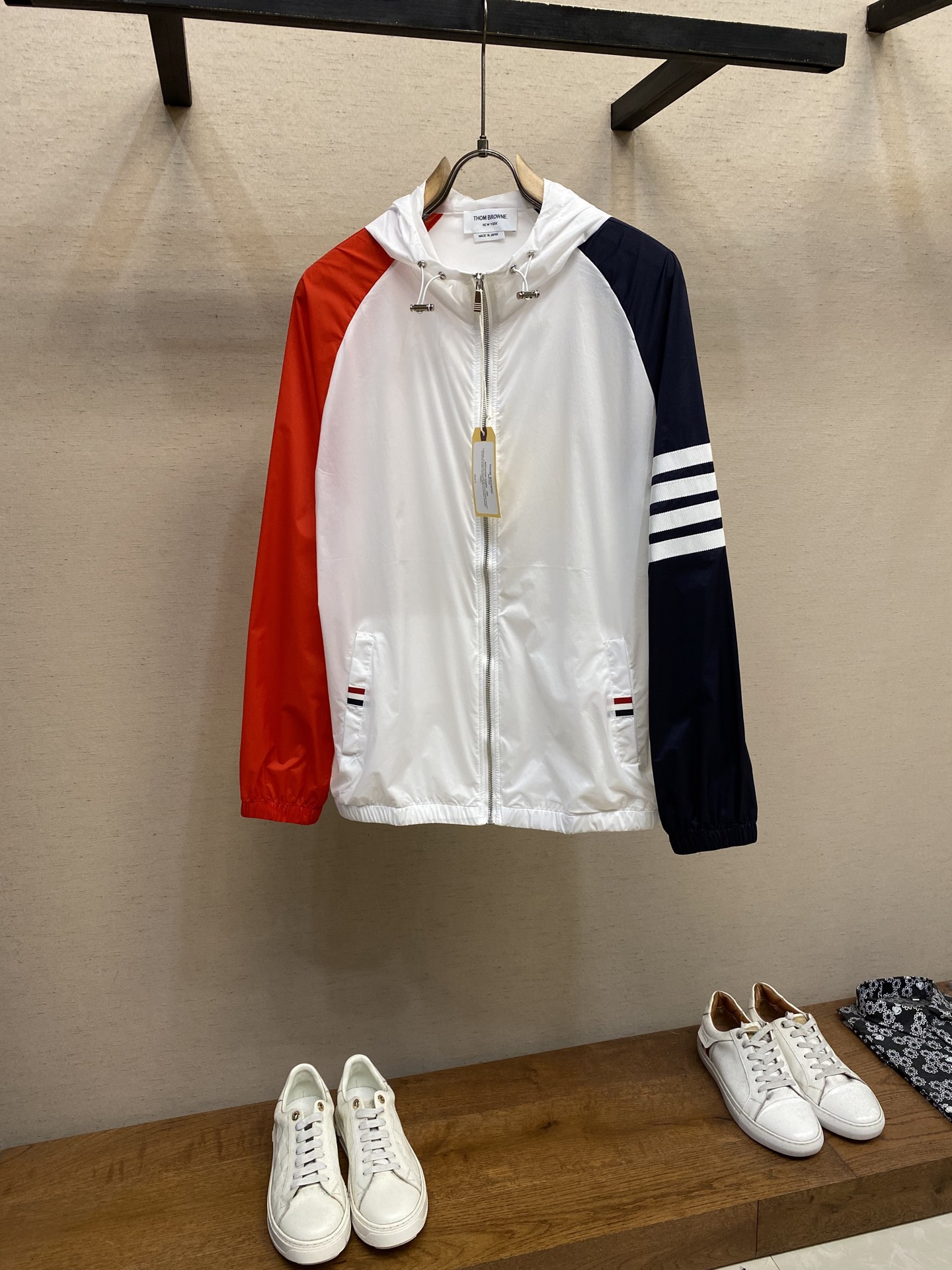 NO:418377,Thom Brown webbing spliced ​​long sleeve thin hooded sunscreen shirt design double pocket loose casual zipper jacket. The sunscreen jacket comes as scheduled every year. The overall loose silhouette of the jacket is slightly closed, which is a non-sexy style. The shoulder-falling design is relatively strong and can be worn by both men and women. The webbing elements on both sides give the overall layering while adding convenience and practicality. 1. White is clean and versatile, simple and atmospheric. 2. Navy blue lifting temperament, slim and dirt resistance. 1. When wearing a normal jacket, it is sexy and fashionable. 2. When sitting in the office, you are so cold in the air conditioner. You don’t let the air conditioner directly touch you. 3. When you are sunscreen, you don’t let the skin contact with ultraviolet rays. There will be no stuffiness in the upper body in summer. Physical imitation and sunscreen B must be done. Tb style  Classic color scheme, hooded design, more sporty and age-reducing Sizes 1, 2, 3, 4, Jackets & coats, Hats, Alexander wang19860909Thom Brown织带拼接长袖薄款连帽防晒衫设计感双口袋宽松休闲拉链外套 每年都会如约而至的防晒外套 外套整体宽松廓形,下摆和袖口微收,是不挑人的版型,落肩的设计运动性能相对比较强,男女都可穿 袖口处拼织带元素经典时尚 两侧口袋赋予整体层次感的同时增添方便实用性 1白色干净百搭,穿着简约大气 2藏青抬气质 显瘦 耐脏 1.当普通外套 内搭吊带背心,若隐若现的性感时髦 2. 当空调衫 坐办公室的你们冷气那么足 穿着它不让冷气直逼你 3. 当防晒服 不让肌肤于紫外线直接接触 上身夏天也不会有闷热感 物理仿晒B须搞起来 Tb的款 经典配色,连帽的设计 更有运动风更减龄 尺码1,2,3,4,,jackets & coats,hats,alexander wang,Men's clothing