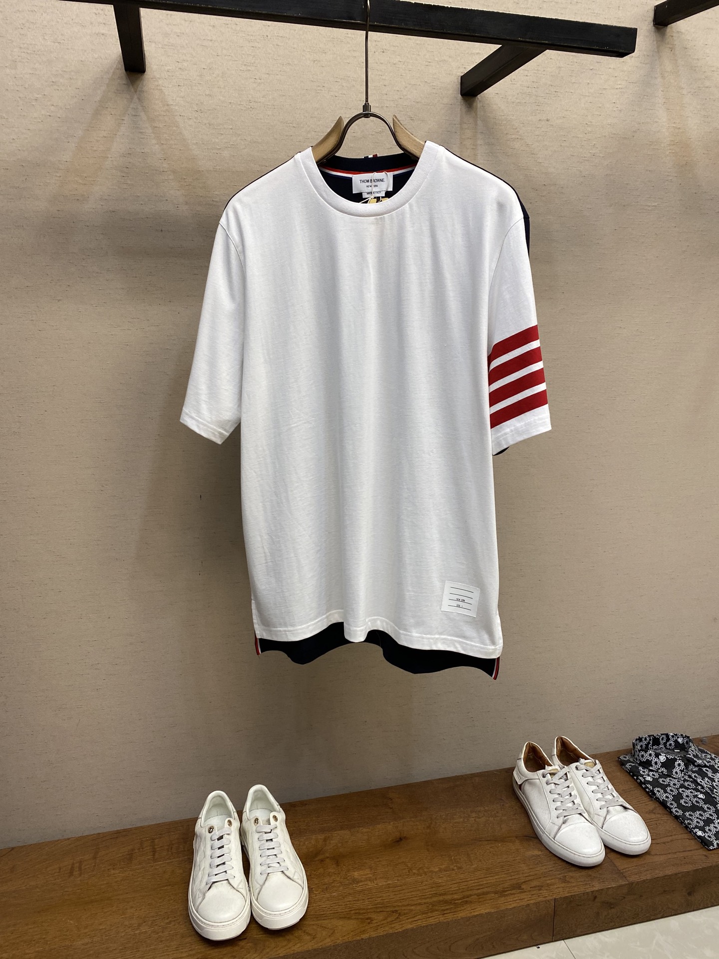 NO:418367,Thom Brown TB color-blocked short-sleeved T-shirt. Combed cotton yarn soft and comfortable, delicate texture. White splicing on the front and navy blue back. Four-bars of red sleeves. Very personalized short-sleeved style. Loose style for men and women. Size 1,2,3,4, T-shirt,tees, t-shirt,alexander wang19860909Thom Brown TB 拼色短袖T恤.精梳棉纱线 柔软舒适 质感细腻.前面白色拼接背后藏青 袖臂红色四条杠.非常个性的一款短袖 版型宽松 男女同款 尺码1,2,3,4,,T-shirt,tees，t-shirt,alexander wang,Men's clothing