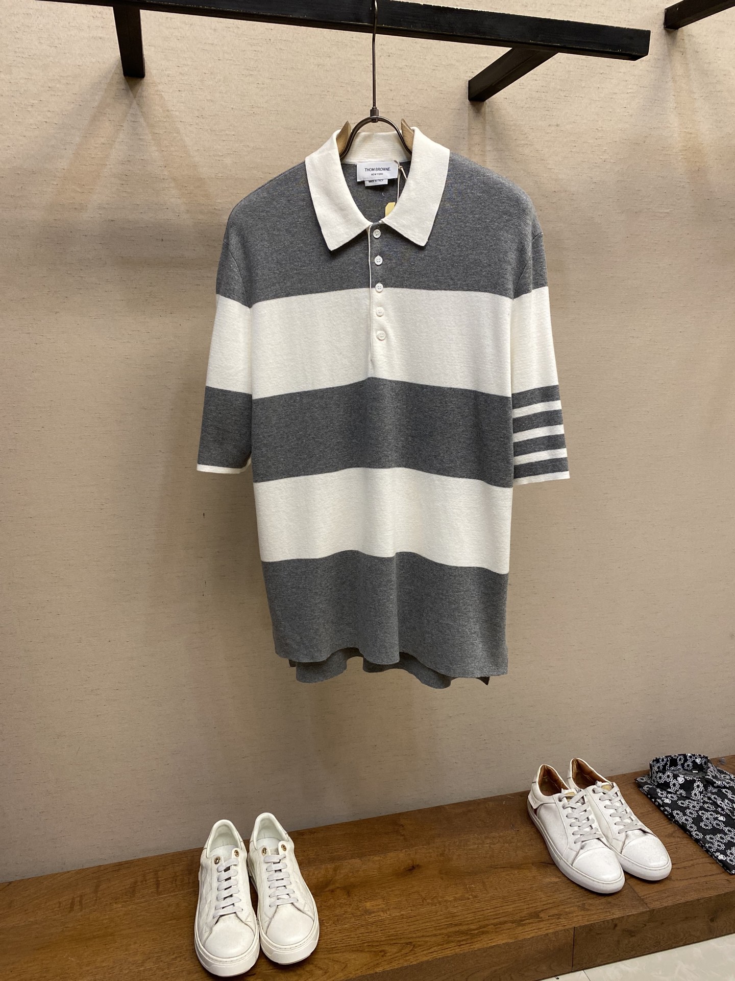 NO:418413,Thom Brown 25ss TB striped knitted stand-collar polo short-sleeved T-shirt is made of custom 240G 60s combed cotton yarn fabric, with comfortable skin on the upper body. The fixed woven and dyed yarn, consistent color. The whole piece uses the knitting process of stoll imported horizontal machine 16 knitting machine, perfect details. The custom three-color webbing behind the back, the wide color is consistent with the version, perfect details. The complete set of auxiliary materials is independently developed, and every small detail is perfectly presented. Sizes 1, 2, 3, 4, T-shirt, tees, t-shirt, alexander wang19860909Thom Brown 25ss TB条纹针织立领polo短袖T恤 采用定制240G 60s精梳棉纱面料 上身肤感舒适.定织定染纱线,颜色一致.全件采用stoll进口横机16针织机编织工艺 细节完美.定制背后三色织带,宽幅颜色对版一致 细节完美.全套辅料独立开发,每一个小细节都完美呈现. 尺码1,2,3,4,,T-shirt,tees，t-shirt,alexander wang,Men's clothing