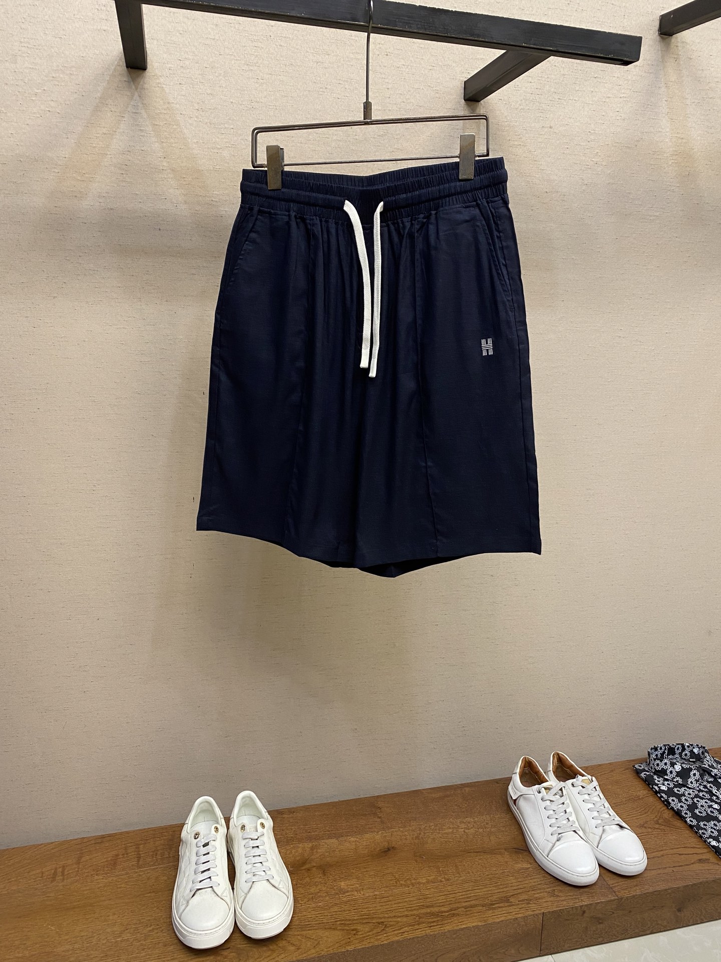 NO:418392,Hernes, French luxury products ~ Large H navy blue linen casual shorts are a must-have for summer wardrobe!  These navy blue linen shorts perfectly combine fashion and comfort. They are made of natural linen material, which is breathable and can quickly dissipate heat, allowing you to stay refreshed in hot summer. The loose style design not only makes you feel comfortable and unrestrained, but also cleverly modify the leg lines and adapt to various figures. The waist is equipped with a white drawstring, which can flexibly adjust the elasticity and fit different waist needs. The simple design is matched with exquisite brand embroidery logo, which shows a luxurious texture in a low-key manner. Whether it is a simple T-shirt walking on the street or a casual shirt to go on a vacation, it can be easily controlled, creating a casual and stylish summer look for you. Size XS-L, shorts, shirts, tees, t-shirt, alexander wang19860909Hernes,法式高奢品~大H藏青色亚麻休闲短裤 夏日衣橱必备！这款藏青色亚麻短裤,将时尚与舒适完美融合.采用天然亚麻材质,透气性绝佳,能迅速排散热气,让你在炎炎夏日也能时刻保持清爽.宽松的版型设计,不仅穿着自在无束缚,还巧妙修饰腿部线条,适配各种身形. 腰部配有白色抽绳,可灵活调节松紧,贴合不同腰围需求.简约的设计搭配精致的品牌刺绣标识,低调中彰显奢华质感.无论是搭配简约T恤漫步街头,还是配上休闲衬衫奔赴度假之旅,它都能轻松驾驭,为你打造随性又不失格调的夏日造型. 尺码XS-L,,shorts,shirts,tees，t-shirt,alexander wang,Men's clothing