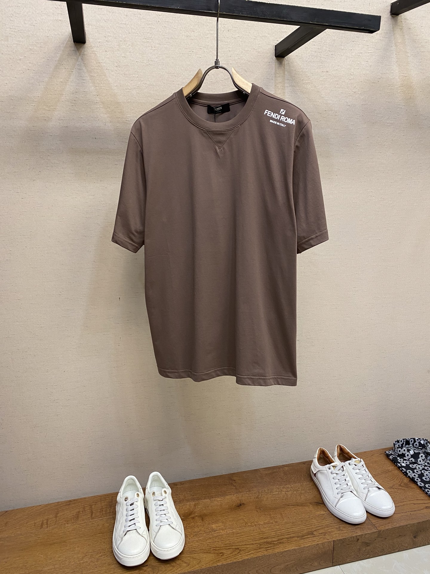 NO:418403,Fendi, FD shoulder letter logo bean paste color short-sleeved T-shirt This bean paste color short-sleeved short-sleeved short-sleeved short-sleeved cotton fabric gives it a soft and skin-friendly texture, excellent breathability, allowing the skin to breathe freely, and the 1-piece polyester fiber adds the cleverness and durability of the clothes. The simple round neck design is classic and elegant, fits the neck lines, and embellishes the elegant neck contour. The unique 'FEN*I ROMA' embroidered logo is eye-catching on the shoulders, demonstrating the brand identity and unique charm. Each needle tells the exquisite Italian production craftsmanship. The bean paste color is gentle and versatile, and does not pick the skin tone. Whether it is paired with jeans to create a casual street style or a combination of trousers to present an urban capable style, it can be easily adapted to help you show your Fen* style fashion taste and elegant style in every move.  Size XS-L, fendi, jeans, T-shirt, tees, t-shirt, alexander wang19860909Fendi,FD肩膀字母标识豆沙色短袖T恤 这款豆沙色短袖,是时尚与舒适融合的典范.99的棉质面料,赋予其柔软亲肤的质感,透气性极佳,让肌肤自在呼吸,1的聚酯纤维则增添了衣物的挺括与耐用性. 简约圆领设计,经典大方,贴合颈部线条,修饰出优雅的颈部轮廓.别致的“FEN*I ROMA”刺绣标识醒目落于肩部,彰显品牌身份与独特魅力,每一针都诉说着意大利精湛的制作工艺. 豆沙色温柔且百搭,不挑肤色,无论是搭配牛仔裤打造休闲街头风,还是与西裤组合呈现都市干练范,它都能轻松适配,助你于举手投足间尽显Fen*式的时尚品味与优雅格调. 尺码XS-L,,fendi,jeans,T-shirt,tees，t-shirt,alexander wang,Men's clothing