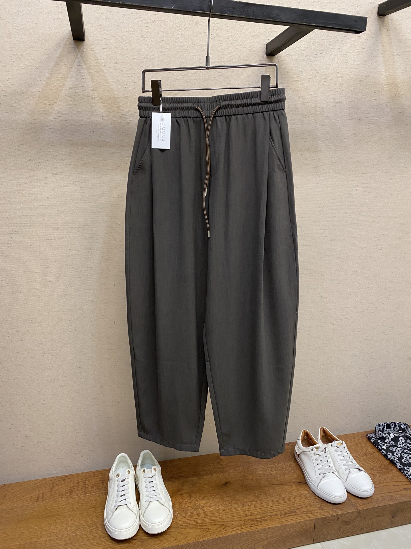 NO:418382,MM6, Magira MM6 cool summer outfit~ Definitely weaving Tennis linen pants casual pants pants. This linen pants are carefully crafted with Tennis linen fabric, combining the softness and smoothness of Tennis and the breathable and sweat-absorbing properties of Line, allowing the skin to breathe freely in the hot summer and say goodbye to the stuffy and sticky. The dark brown tone is calm and high-end texture, and it is easy to adapt to various styles of tops. The loose straight-tube style modifies the leg lines and is very tolerant to different figures. Whether it is walking on the street or having a casual party, it can show the charm of casualness and freedom. The waist drawstring design can flexibly adjust the elasticity and tightness according to your own needs, making it comfortable and unrestrained. The unique back pocket stitching details cleverly incorporate the brand's unique aesthetic elements, and show personal taste in a low-key manner. It is the best choice for those who pursue fashion and comfort. Size XS-L,,masion  margiela,masion margiela,alexander wang19860909MM6,马吉拉MM6夏季凉爽穿搭~定织天丝亚麻裤 休闲裤 裤子.这款亚麻裤以天丝亚麻面料精心打造,兼具天丝的柔软顺滑与亚麻的透气吸汗特性,让肌肤在炎炎夏日也能自由呼吸,告别闷热黏腻. 深棕色调,沉稳中透着高级质感,轻松适配各种风格上衣.宽松直筒版型,修饰腿部线条,对不同身材包容度极高,无论是漫步街头还是休闲聚会,都能展现随性自在的魅力. 腰部抽绳设计,可根据自身需求灵活调节松紧,穿着舒适无束缚感.别具一格的后袋缝线细节,巧妙融入品牌独特美学元素,低调间彰显个性品味,是追求时尚与舒适人士的不二之选. 尺码XS-L,,masion margiela,masion margiela,alexander wang,Men's clothing