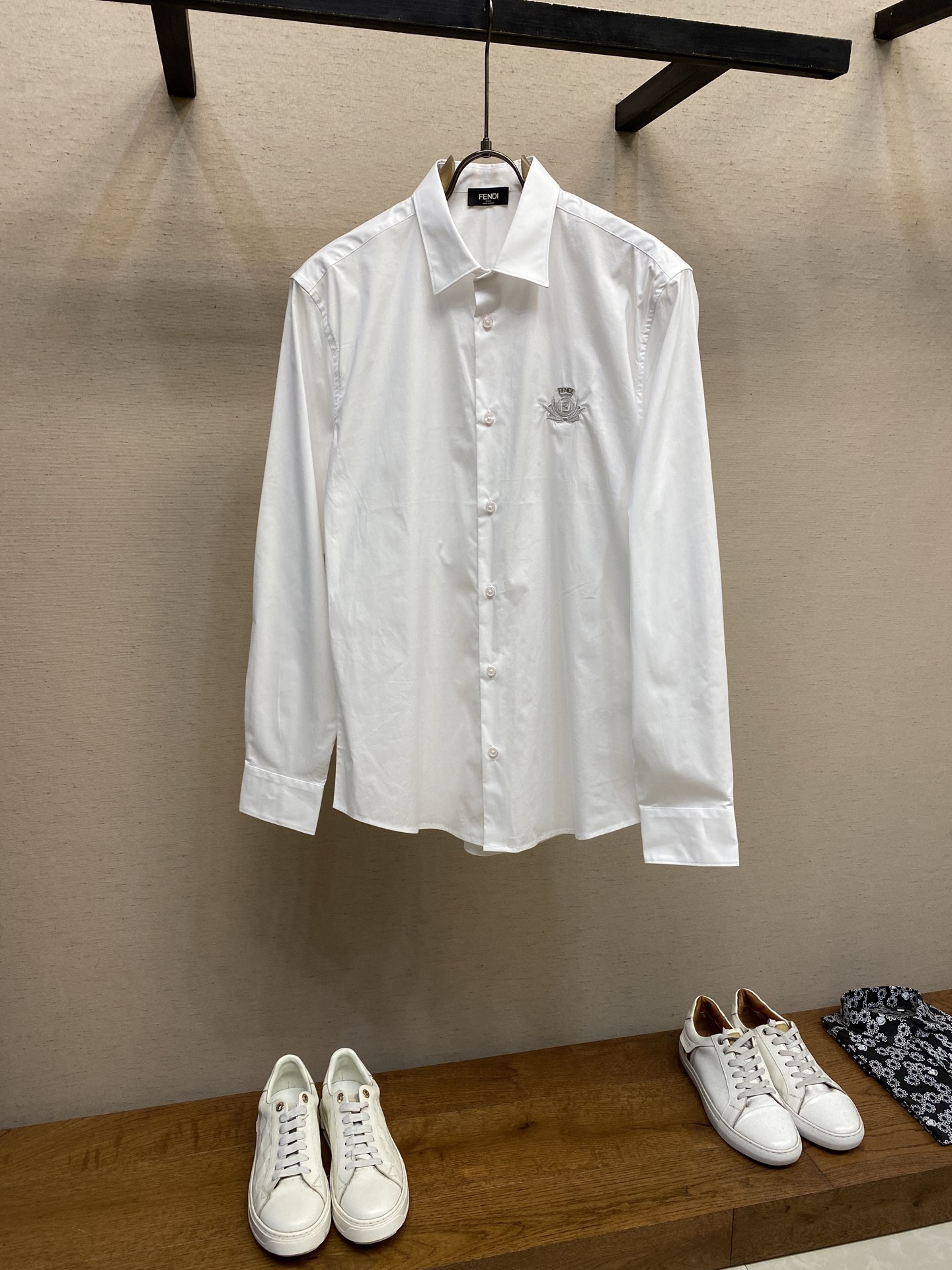NO:951783,Fendi, Fendi's shirt!  A series that has not been released to the public!  Exclusive launch on the market!  110 fine cotton Lutai fabrics reveal a noble temperament in both light and clothing!  Uniquely customized shoulder logo embroidery and chest logo embroidery LOG0 are more noble!  No matter you wear it outside, it is comfortable and soft without losing its noble style!  !  !  !  !  !  !  Size S-2xl s Shoulder width 46 Bust 102 Length 76 Sleeve length 63 m Shoulder width 47 Bust 106 Length 77.5 Sleeve length 64 l Shoulder width 48 Bust 110 Length 79 Sleeve length 65 xl Shoulder width 49 Bust 114 Length 80.5 Sleeve length 66 xxl Shoulder width 450 Bust  118 in length, 82 in sleeve length, 67 in recommended sizes (slightly loose fit), height 174-145 pounds, size M is suitable for trying on!  For boys weighing less than 135 catties, choose S size, between 135-150 catties, choose M size, between 150-165 catties, choose L size, between 165-180 catties, choose XL size, and between 180-198 catties, choose XXL size!  ,,fendi,shirts,19860909Fendi,芬弟弟家衬衫！未对外公开发售系列！市场独家首发！110枝精棉鲁泰面料,无论从亮光还是着装都透露着高贵的气质！独特定制肩部商标刺绣胸标绣花LOG0更加高贵！无论外穿都是既舒适柔软,又不失高贵风范！ ！！！！！！ 尺码S-2xl s 肩宽 46胸围 102衣长 76袖长63 m 肩宽 47胸围 106衣长 77.5袖长64 l 肩宽 48胸围 110衣长 79袖长65 xl 肩宽 49胸围 114衣长 80.5袖长66 xxl肩宽 450胸围 118衣长 82袖长67 尺码推荐（略宽松版型） 身高174-145斤,试穿M码合适！ 男生体重135斤以内选择S码,135-150斤选择M码,150-165斤选择L码,165-180斤选择XL码,180-198斤选择XXL码！,,fendi,shirts,,Men's clothing