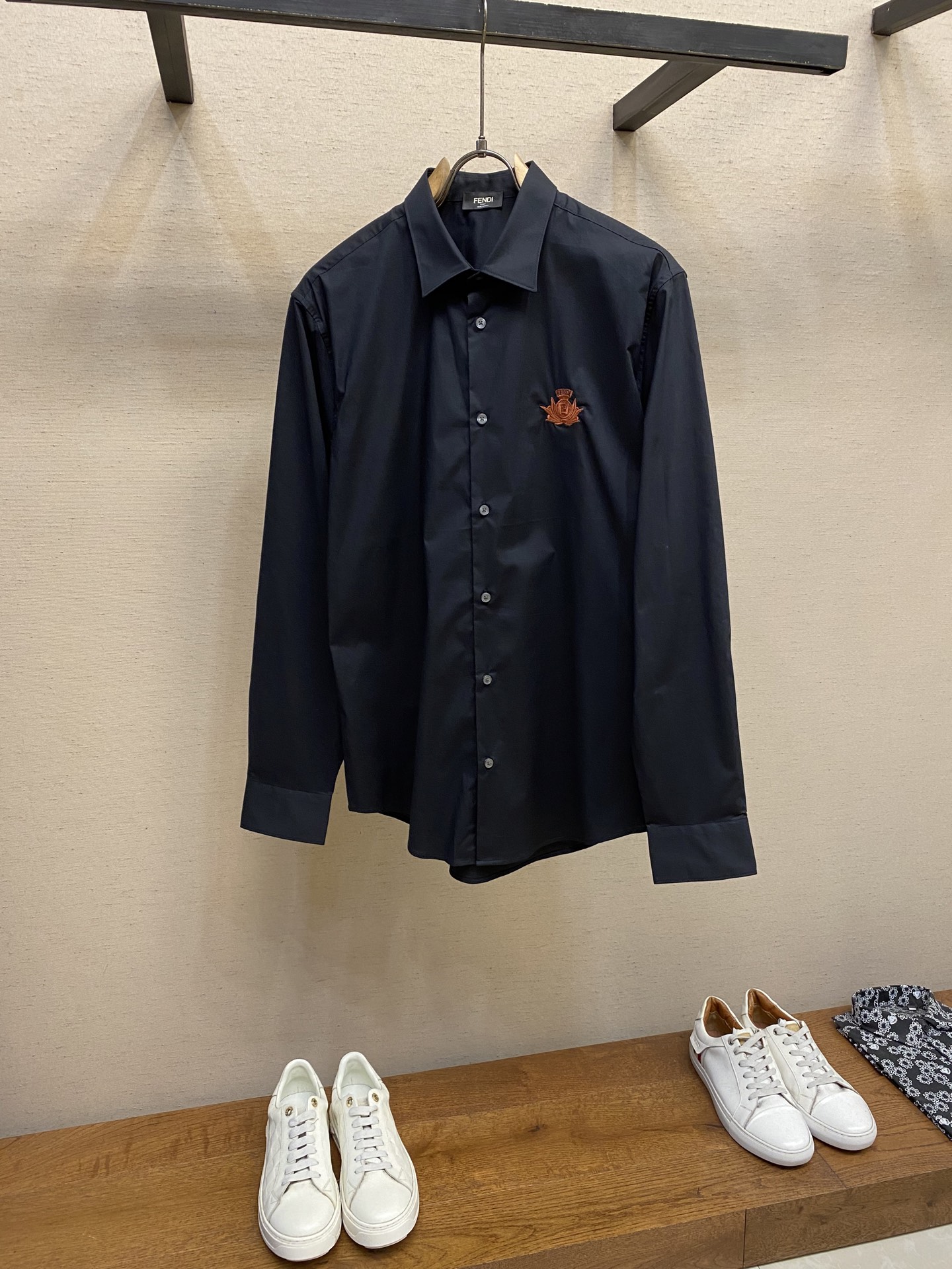 NO:951795,Fendi, Fendi's shirt!  A series that has not been released to the public!  Exclusive launch on the market!  110 fine cotton Lutai fabrics reveal a noble temperament in both light and clothing!  Uniquely customized shoulder logo embroidery and chest logo embroidery LOG0 are more noble!  No matter you wear it outside, it is comfortable and soft without losing its noble style!  !  !  !  !  Size S-2xl s Shoulder width 46 Bust 102 Length 76 Sleeve length 63 m Shoulder width 47 Bust 106 Length 77.5 Sleeve length 64 l Shoulder width 48 Bust 110 Length 79 Sleeve length 65 xl Shoulder width 49 Bust 114 Length 80.5 Sleeve length 66 xxl Shoulder width 450 Bust  118 in length, 82 in sleeve length, 67 in recommended sizes (slightly loose fit), height 174-145 pounds, size M is suitable for trying on!  For boys weighing less than 135 catties, choose S size, between 135-150 catties, choose M size, between 150-165 catties, choose L size, between 165-180 catties, choose XL size, and between 180-198 catties, choose XXL size!  ,,fendi,shirts,19860909Fendi,芬弟弟家衬衫！未对外公开发售系列！市场独家首发！110枝精棉鲁泰面料,无论从亮光还是着装都透露着高贵的气质！独特定制肩部商标刺绣胸标绣花LOG0更加高贵！无论外穿都是既舒适柔软,又不失高贵风范！ ！！！！ 尺码S-2xl s 肩宽 46胸围 102衣长 76袖长63 m 肩宽 47胸围 106衣长 77.5袖长64 l 肩宽 48胸围 110衣长 79袖长65 xl 肩宽 49胸围 114衣长 80.5袖长66 xxl肩宽 450胸围 118衣长 82袖长67 尺码推荐（略宽松版型） 身高174-145斤,试穿M码合适！ 男生体重135斤以内选择S码,135-150斤选择M码,150-165斤选择L码,165-180斤选择XL码,180-198斤选择XXL码！,,fendi,shirts,,Men's clothing