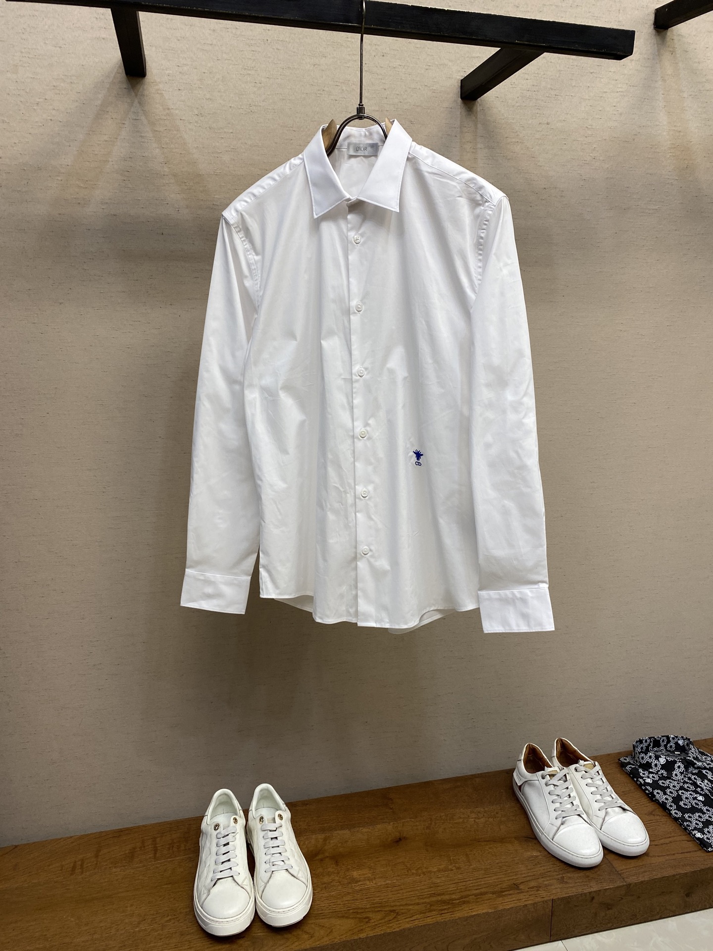 NO:951761,Dior, Dior's new style, minimalist business casual long-sleeved shirt, ready for sale...high-quality goods, exquisite Klein blue embroidered bees on the hem!  Lutai imported 120-count double-ply twill fabric, anti-wrinkle and easy to iron, crisp and stylish, very delicate and soft to the touch. It has been treated with a special process and has excellent skin-friendliness. It has a very outstanding aesthetic design, exquisite craftsmanship, smooth lines, and a perfect match!  Easily upgrade your fashion sense, not easy to wrinkle, neatly finished, a rare good product!  !  !  !  !  !  Size S-2xl s Shoulder width 44 Bust 102 Length 73 Sleeve length 62 m Shoulder width 45 Bust 106 Length 74 Sleeve length 63 l Shoulder width 46 Bust 110 Length 75 Sleeve length 64 xl Shoulder width 47 Bust 114 Length 76 Sleeve length 65 xxl Shoulder width 48 Bust 118 Length  77 sleeve length 66,,dior,dior,shirts,19860909Dior,迪奥新款,极简商务休闲长袖衬衫,现货发售…精品狠货 下摆精致的克莱茵蓝刺绣小蜜蜂！鲁泰进口120支双股斜纹面料,防皱免烫,挺括有型,手感非常细腻柔顺,经过特殊工艺处理,亲肤性极佳,非常出彩的美学设计,工艺精湛,线条流畅,完美搭配！轻松将时髦感进阶 不易起皱,车工整齐,难得一见的好货 ！！！！！！ 尺码S-2xl s 肩宽 44胸围 102衣长 73袖长62 m 肩宽 45胸围 106衣长 74袖长63 l肩宽 46胸围 110衣长 75袖长64 xl 肩宽 47胸围 114衣长 76袖长65 xxl肩宽 48胸围 118衣长 77袖长66,,dior,dior,shirts,,Men's clothing