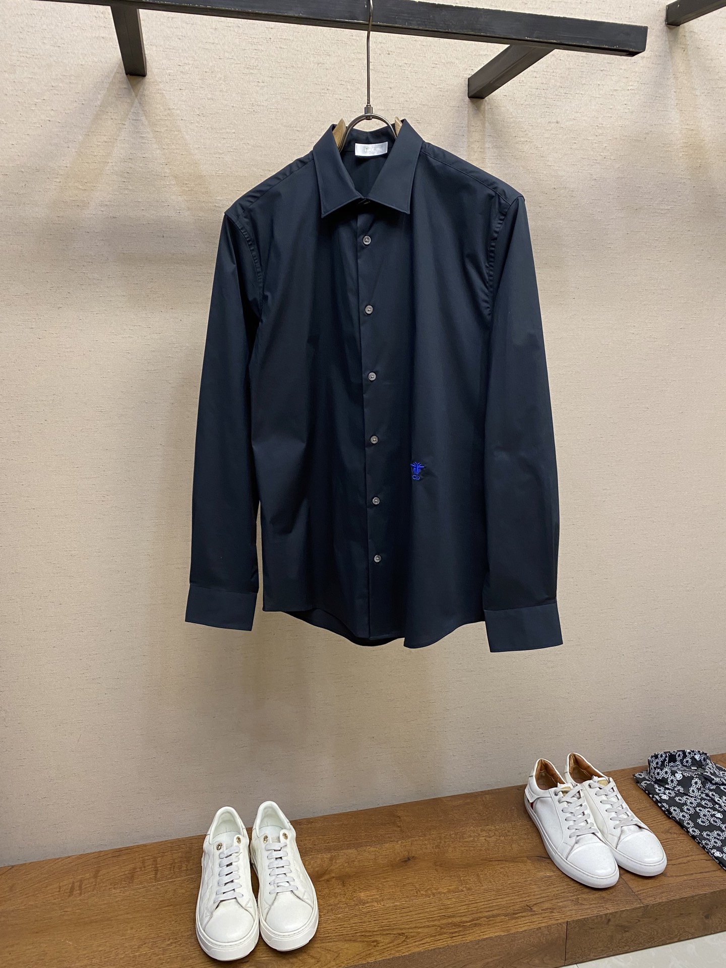 NO:951771,Dior, Dior's new style, minimalist business casual long-sleeved shirt, ready for sale...high-quality goods, exquisite Klein blue embroidered bees on the hem!  Lutai imported 120-count double-ply twill fabric, anti-wrinkle and easy to iron, crisp and stylish, very delicate and soft to the touch. It has been treated with a special process and has excellent skin-friendliness. It has a very outstanding aesthetic design, exquisite craftsmanship, smooth lines, and a perfect match!  Easily upgrade your fashion sense, not easy to wrinkle, neatly finished, a rare good product!  !  !  !  !  Size S-2xl s Shoulder width 44 Bust 102 Length 73 Sleeve length 62 m Shoulder width 45 Bust 106 Length 74 Sleeve length 63 l Shoulder width 46 Bust 110 Length 75 Sleeve length 64 xl Shoulder width 47 Bust 114 Length 76 Sleeve length 65 xxl Shoulder width 48 Bust 118 Length  77 sleeve length 66,,dior,dior,shirts,19860909Dior,迪奥新款,极简商务休闲长袖衬衫,现货发售…精品狠货 下摆精致的克莱茵蓝刺绣小蜜蜂！鲁泰进口120支双股斜纹面料,防皱免烫,挺括有型,手感非常细腻柔顺,经过特殊工艺处理,亲肤性极佳,非常出彩的美学设计,工艺精湛,线条流畅,完美搭配！轻松将时髦感进阶 不易起皱,车工整齐,难得一见的好货 ！！！！！ 尺码S-2xl s 肩宽 44胸围 102衣长 73袖长62 m 肩宽 45胸围 106衣长 74袖长63 l肩宽 46胸围 110衣长 75袖长64 xl 肩宽 47胸围 114衣长 76袖长65 xxl肩宽 48胸围 118衣长 77袖长66,,dior,dior,shirts,,Men's clothing