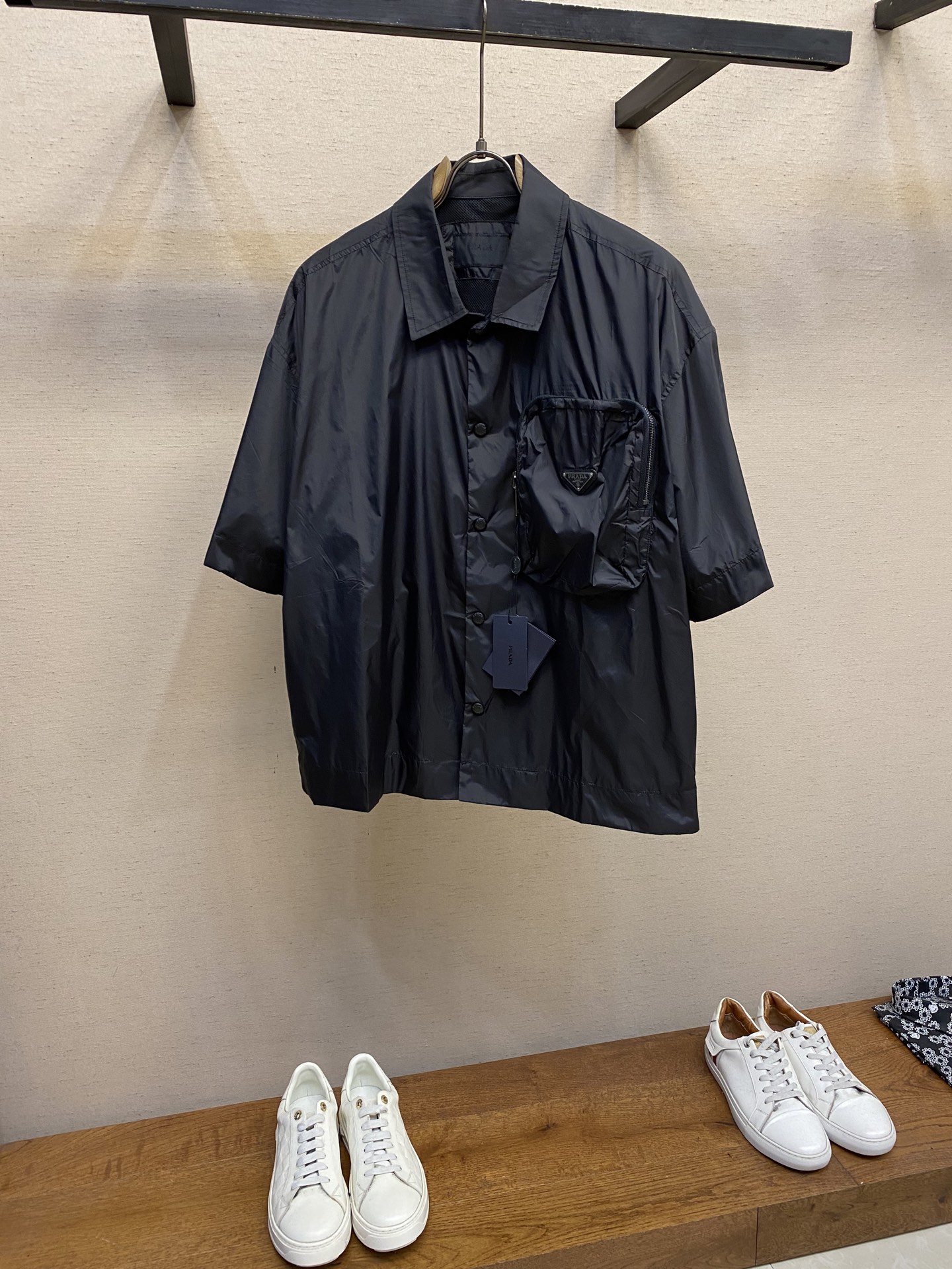 NO:838900,Prada, 23 new triangular logo pocket functional shirts. The nylon fabric has a delicate touch that is beyond imagination. The three-dimensional pockets are a cool functional street style. The classic inverted triangle logo is full of iconic features. It is super good-looking. The intricate details of the workmanship are perfect. The upper body makes you look like the coolest person on the street... Same style for men and women. Suitable for all kinds of occasions. Charming outfit!  !  Size S-XL,,prada,shirts,19860909Prada、23新款三角标口袋机能衬衫 尼龙面料触感细腻程度更是超乎想象 立体口袋就是酷酷工装机能炸街风格 经典的倒三角标Logo标志性满满 超级好看 做工很复杂的一个款细节更是完美 上身就是街上最酷的人.... 男女同款 适合各种场合的魅力穿搭！！ 尺码S-XL,,prada,shirts,,Men's clothing