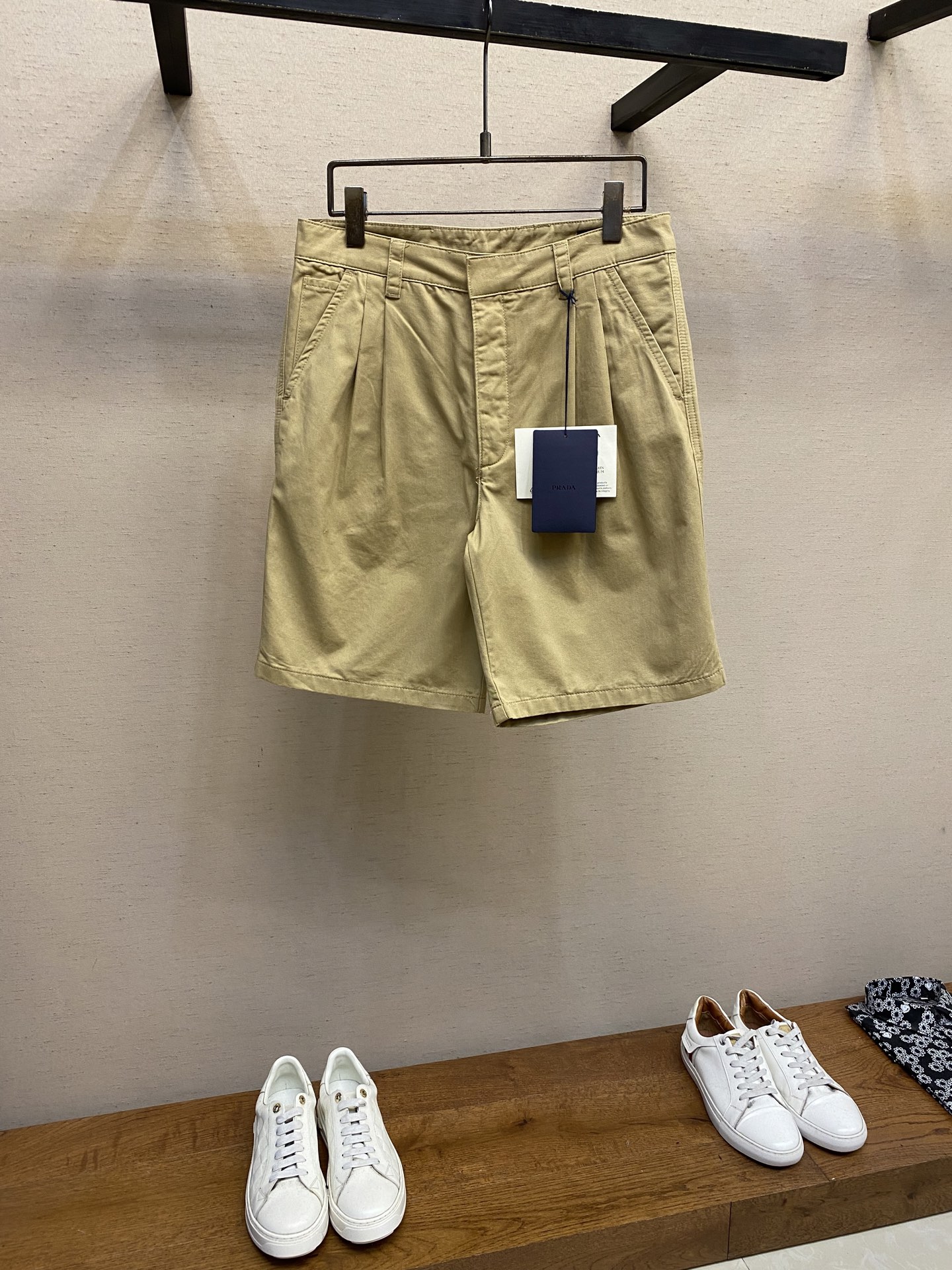 NO:838877,Prada, Cotton Canvas Shorts Exploring formal wear further, a series of formal looks shine in this collection. Crafted from cotton, these shorts continue this design theme. Upgraded with modern details.... Sizes 46-52,, prada, shorts,19860909Prada,棉质帆布短裤 进一步探索正装服饰,一系列正装造型在该系列闪耀登场.这款短裤以棉布匠心打造,延续这一设计主题.升级演绎为现代风格细节.... 尺码46-52,,prada,shorts,,Men's clothing