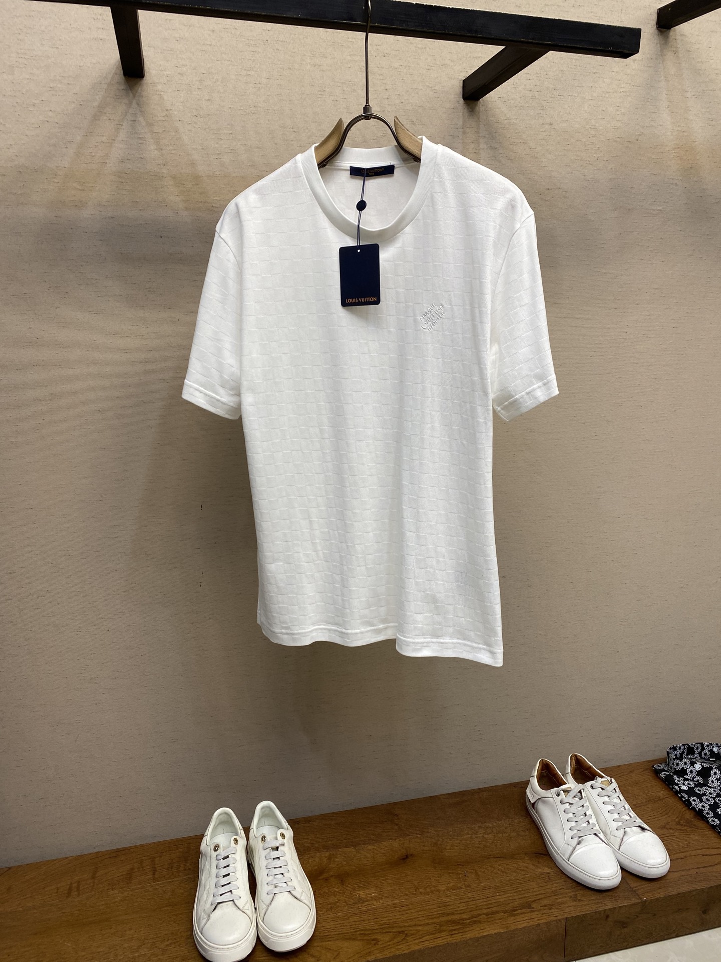 NO:437047,1V Louis Home T-shirt presents a classic checkered checkered full-frame Damier jacquard bead-floor cotton fabric with embroidered Marque L.Vuitton Déposée logo to light up the sight. The soft and breathable bead-floor cotton knitted creates a casual tailoring, which can be flexibly integrated into daily shapes. The washing method is recommended to dry cleaning or wrap the back of the laundry bag with cold water and dry naturally!  Size S-XL, louis vuitton,alexander wang198609091V路易家本款 T 恤呈现经典棋盘格仔全幅 Damier 提花珠地棉质织纹以刺绣 Marque L.Vuitton Déposée 标识点亮视线.柔软透气的珠地棉针织塑造休闲剪裁,可灵活融入日常造型. 洗涤方式建议干洗或包裹洗衣袋反面单独冷水快速机洗自然晾干！ 尺码S-XL,,louis vuitton,alexander wang,Men's clothing