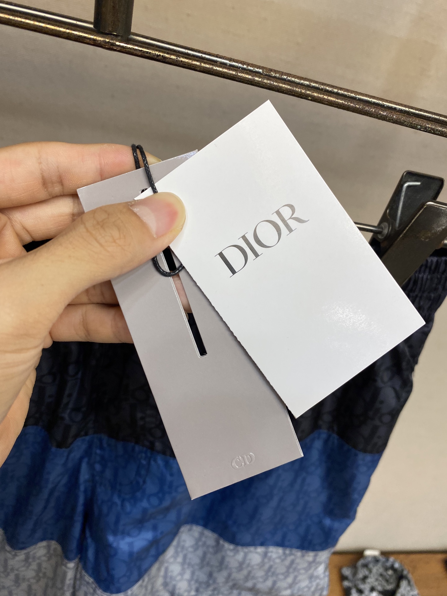 P250🌟🌟Dior，迪奥三色拼接经典Logo抽绳短裤可与各式半袖T恤轻松搭配。彰显时尚美学，打造精致的休闲造型。
⚠️洗涤方式：干洗或反面包裹洗衣袋冷水快速机洗！

尺码：S-XL