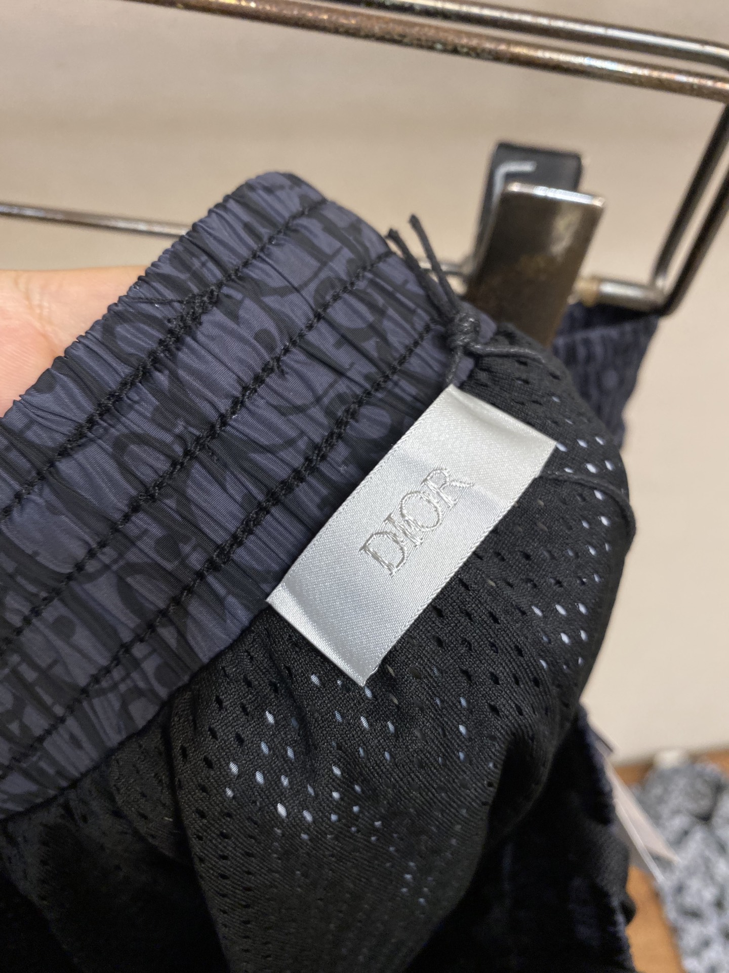 P250🌟🌟Dior，迪奥三色拼接经典Logo抽绳短裤可与各式半袖T恤轻松搭配。彰显时尚美学，打造精致的休闲造型。
⚠️洗涤方式：干洗或反面包裹洗衣袋冷水快速机洗！

尺码：S-XL