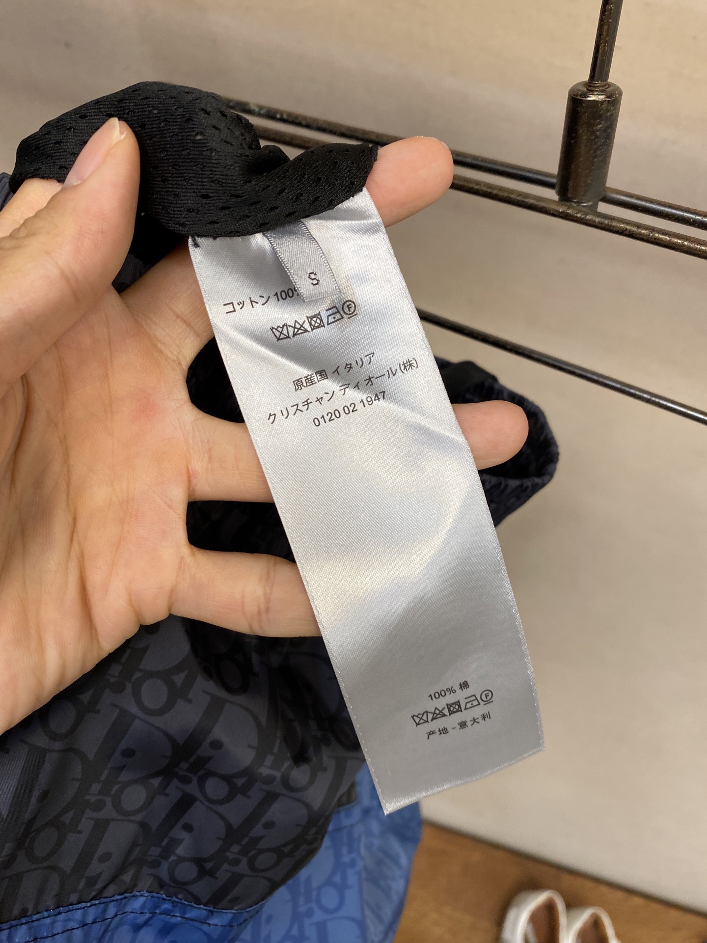 P250🌟🌟Dior，迪奥三色拼接经典Logo抽绳短裤可与各式半袖T恤轻松搭配。彰显时尚美学，打造精致的休闲造型。
⚠️洗涤方式：干洗或反面包裹洗衣袋冷水快速机洗！

尺码：S-XL