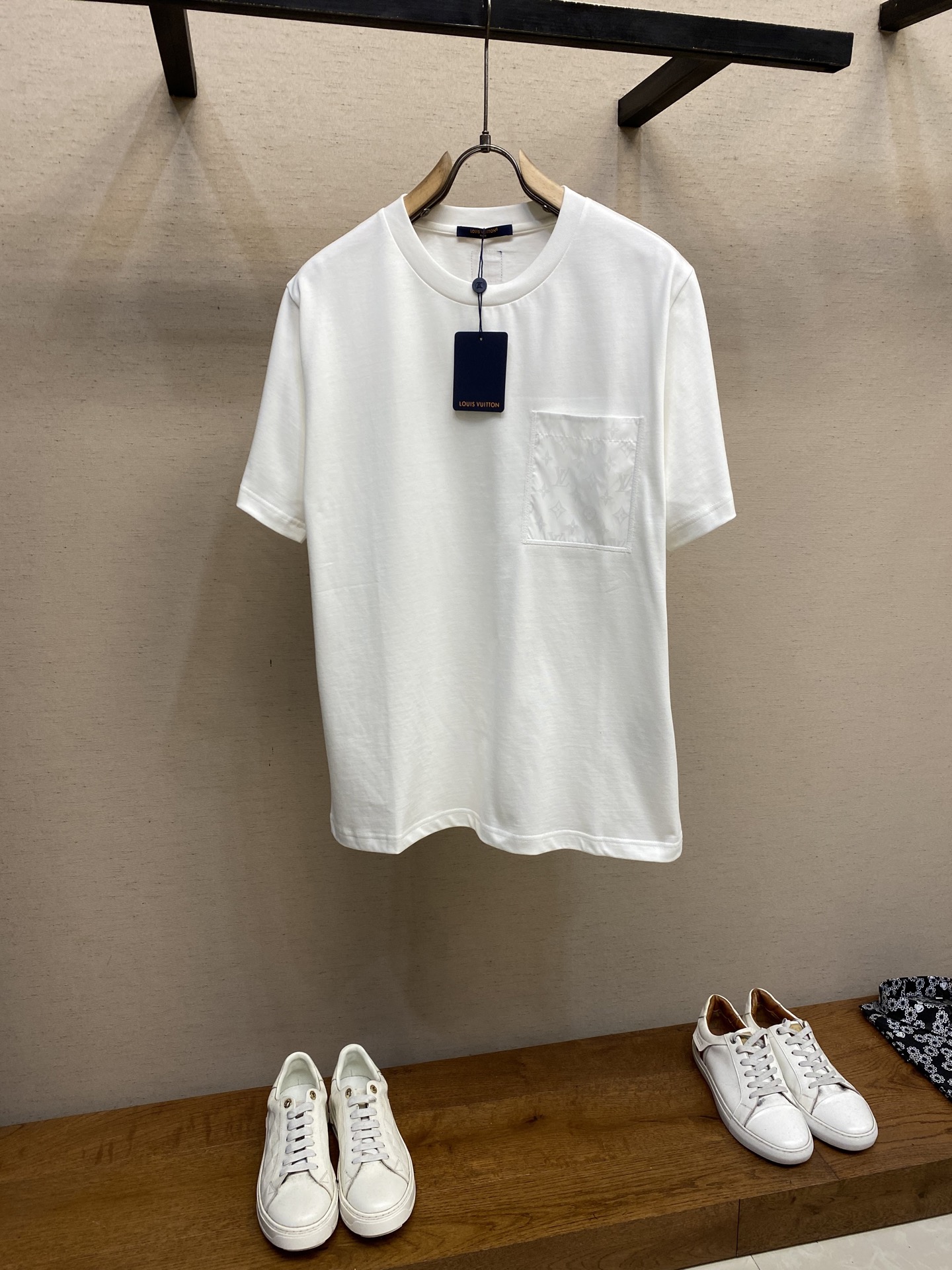 NO:442156,1V Louis Home This cotton half-sleeved T-shirt uses jacquard wire splicing bag to create a loose silhouette, which can easily be integrated into a casual look, and can also be used with the same shorts to make a good choice for summer travel. It is recommended to dry cleaning or wrap the back of the laundry bag to quickly machine-wash and dry naturally!  Size S-XL, louis vuitton, shorts,tees,t-shirt,alexander wang198609091V路易家 本款棉质半袖T恤采用提花丝质拼接口袋塑造宽松廓形,可轻松融入休闲造型,亦可与同款 短裤共同成就夏日出行佳选. 洗涤方式建议干洗或包裹洗衣袋反面单独冷水快速机洗自然晾干！ 尺码S-XL,,louis vuitton,shorts,tees，t-shirt,alexander wang,Men's clothing