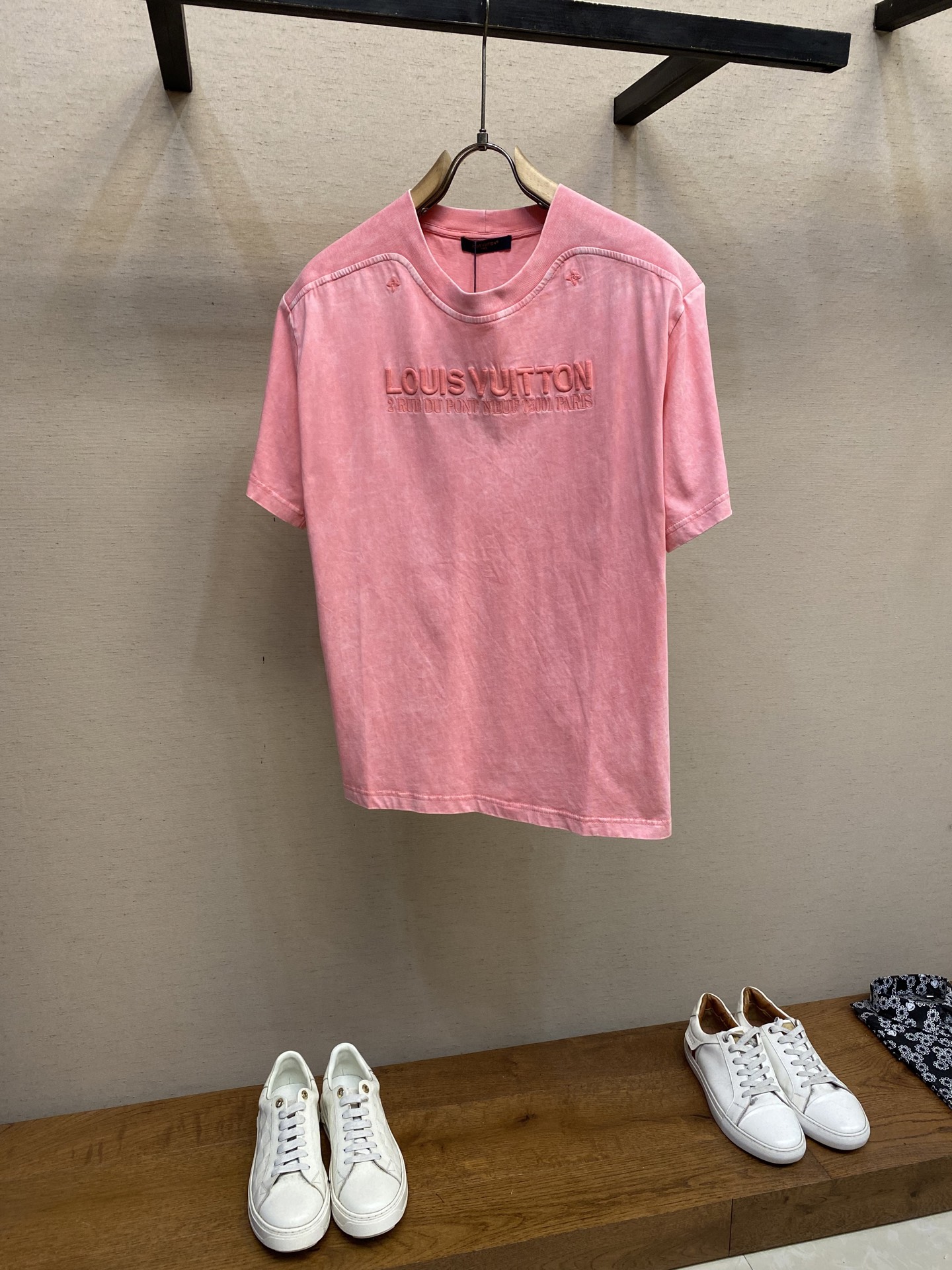 NO:483875,1V, Washing Powder Embroidery Round Neck Short Sleeve Original, 450 Buy; Pure Cotton Fabric, Three-dimensional Logo Embroidery, Floral Eye Embroidery, Sleeve Embellishment Ribbed Inlay, Dyeing Technology of Dressing, Ribbed Collar, Round Neck Short Sleeve, Full Set of Auxiliary Materials #Pure Cotton Special Textile Fabric Use 24S tight textile plain fabric, 185g; Paired with 32S double yarn 1*1 rib, 220g. Pure Cotton Fabric has good moisture absorption, can absorb sweat discharged by the human body, and has the best breathability of pure cotton fabric, which helps keep the skin dry and reduces the feeling of stuffiness. Pure Cotton Fabric feels soft and is friendly to the skin, suitable for direct contact with the skin. The weight of the fabric is moderate, which not only ensures the thickness and texture of the fabric, but does not be too heavy. Multi-crafts collection to make three-dimensional logo embroidery and floral eye embroidery patterns #  The large-scale embroidery logo uses imported custom embroidery thread, with a shiny wool embroidery thread for dyeing, uniform and glossy. The exquisite embroidery machine combines complex embroidery needlework, fine detail processing, and finishing the finishing process after embroidery, creating a three-dimensional relief feel. # Eye embroidery flower eye embroidery technology is a fine and artistic embroidery technique. It constructs floral patterns by creating fine holes on the fabric, showing a unique three-dimensional and layered sense. The core of the craft lies in its fine eye design, which is created by the embroidery by cleverly threading needles and threading. # Ready-to-wear dyeing snowflakes aging process  Snowflake washing and aging process technology simulates the traces left by time through specific chemical or physical methods, making the fabric present a retro style that seems to have experienced long-term natural wear and fading. The process can not only increase the fashion sense and uniqueness of the product, but also give it a softer feel and wear comfort. Although it seems to have been worn for a long time, this treatment can actually enhance the durability and tear resistance of the fabric. # Sleeve embellishment rib inlay pattern design The application of rib inlay on the sleeve, the design can provide additional elasticity and support by adding rib inlay on the sleeve, especially the cuff part. Not only enhances the functionality of the clothing, but also contrasts with the sharp texture material, rib inlay can also become a highlight of the clothing and enhances the overall design sense. Size XS-L, T-shirt, alexander wang198609091V,洗水粉刺绣圆领短袖 原,450购买；纯棉质面料、立体标识刺绣、花卉孔眼刺绣、衣袖点缀罗纹嵌饰、成衣染色工艺、罗纹衣领、圆领短袖、全套辅料配备 # 纯棉质特殊纺织面料 采用24S紧密纺织平纹面料,185g；搭配32S双纱1*1罗纹,220g.纯棉面料具有良好的吸湿性,能够吸收人体排出的汗液,同时具有纯棉面料透气性好,有助于保持皮肤干爽,减少闷热感.纯棉面料触感柔软,对皮肤友好,适合直接接触皮肤穿着.面料重量适中,既保证了面料的厚度和质感,又不会过于厚重. 多工艺集合制作立体标识刺绣及花卉孔眼刺绣图案 # 包芯刺绣大型徽标采用进口定做绣线,具有光泽感的丝光绣线进行定染,泽均匀有光泽度.精美的刺绣机结合复杂刺绣针艺,精细的细节处理,刺绣后胶面后整加工处理,造就了立体浮雕的手感. # 孔眼刺绣花卉孔眼刺绣工艺是一种精细且富有艺术感的刺绣技法,它通过在织物上创建精细的孔眼来构建花卉图案,展现出独特的立体感和层次感.工艺的核心在于其精细的孔眼设计,绣工通过巧妙的穿针引线,在织物上创造而成. # 成衣染色雪花做旧工艺 雪花洗水做旧工艺处理技术,通过特定的化学或物理方法模拟出岁月留下的痕迹,使面料呈现出一种仿佛经历过长时间自然磨损和褪色的复古风格.工艺不仅能够增加产品的时尚感和独特性,还能赋予其更加柔软的手感和穿着舒适度.虽然看起来像是经过长时间磨损,但实际上这种处理可以增强面料的耐用性和抗撕裂性. # 衣袖点缀罗纹嵌饰版型设计 罗纹嵌饰在衣袖上的应用,设计通过在衣袖上添加罗纹嵌饰,特别是袖口部分,能够提供额外的弹性和支撑.不仅增强了服装的功能性,对比鲜明的纹理材质,罗纹嵌饰也能成为服装上的亮点,提升整体的设计感. 尺码XS-L,,T-shirt,alexander wang,Men's clothing