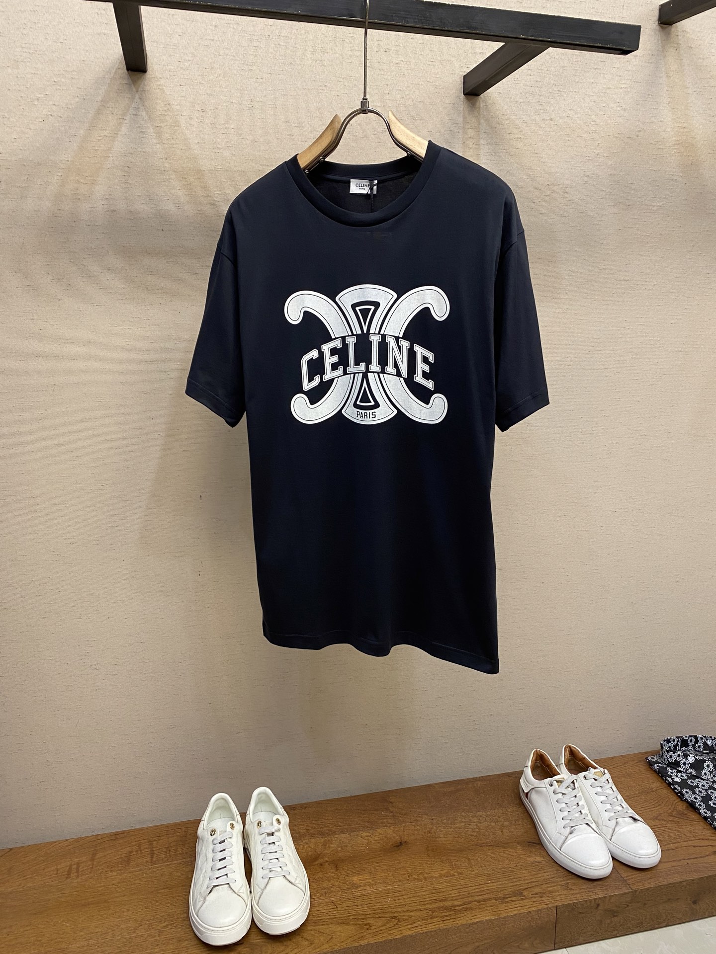 NO:467707,Celine, Triumphal Printed Round Neck Short Sleeve Original, 100 Buy, Cotton Jersey, Logo Printing Pattern, Regular Stylish, Full Set of Accessories with #Specific Mercerated Long Waist Cotton Fabric Used 50S Double-Strand Mercerated Cotton, 165g gram; Matched with 32S 1×1 Trolley thread, 260g. The thinner the yarn, the higher the number of branches, the fabric made is usually softer, smoother and finer. Two yarns were used and twisted together. This can enhance the strength and durability of the fabric and feel more full. The cotton fiber was treated with a concentrated caustic soda solution, making the fiber surface smoother and more softer, which increases the gloss and softness of the fabric. #Login Printing Pattern Design  High-density environmentally friendly powder slurry printing technology is a technique for pattern printing on textiles. It combines the characteristics of high-density printing technology and environmentally friendly powder slurry materials. The pattern is printed in a high-precision way. This technology can ensure that the details of the pattern are clear, the colors are full and the edges are sharp. Environmentally friendly powder slurry usually has good adhesion and washing resistance, and can firmly adhere to textiles and maintain the original color after multiple washes. #Basic H loose round neck slurry tailoring Classic round neck short-sleeved layout design, the inner seam is made with elastic inserts to prevent the clothes body from walking after washing multiple times. The cuffs and bottom edges of the hem are fixed with double bright lines. Size XS-L, celine, T-shirt, alexander wang19860909Celine,凯旋扣印花圆领短袖 原,100购买,棉质平纹针织、标识印花图案、常规版型、全套辅料配备 # 特定丝光长绒棉面料 采用50S双股丝光棉,克重165g; 搭配32S 1×1拉架螺纹,260g.纱线越细,支数越高,制成的面料通常越柔软、光滑且精细.使用了两根纱线并捻在一起.这样做可以增强面料的强度和耐用性,手感更加饱满.棉纤维经过浓烧碱溶液处理,使纤维表面变得光滑增加了面料的光泽度和柔软度. # 标识印花图案设计 高密度环保粉浆印花工艺是一种在纺织品上进行图案印刷的技术,它结合了高密度印刷技术和环保粉浆材料的特点.以高精度的方式印刷图案.这种技术能够确保图案的细节清晰、色彩饱满且边缘锐利.环保粉浆通常具有良好的附着力和耐洗性,能够牢固地附着在纺织品上并在多次洗涤后仍保持原有色泽. #基础H宽松圆领衣型剪裁 经典圆领短袖版型设计,内部做缝处以弹力嵌条的嵌入防止多次穿洗后衣身走行.袖口、下摆底边采用专机辑双明线收边固定. 尺码XS-L,,celine,T-shirt,alexander wang,Men's clothing