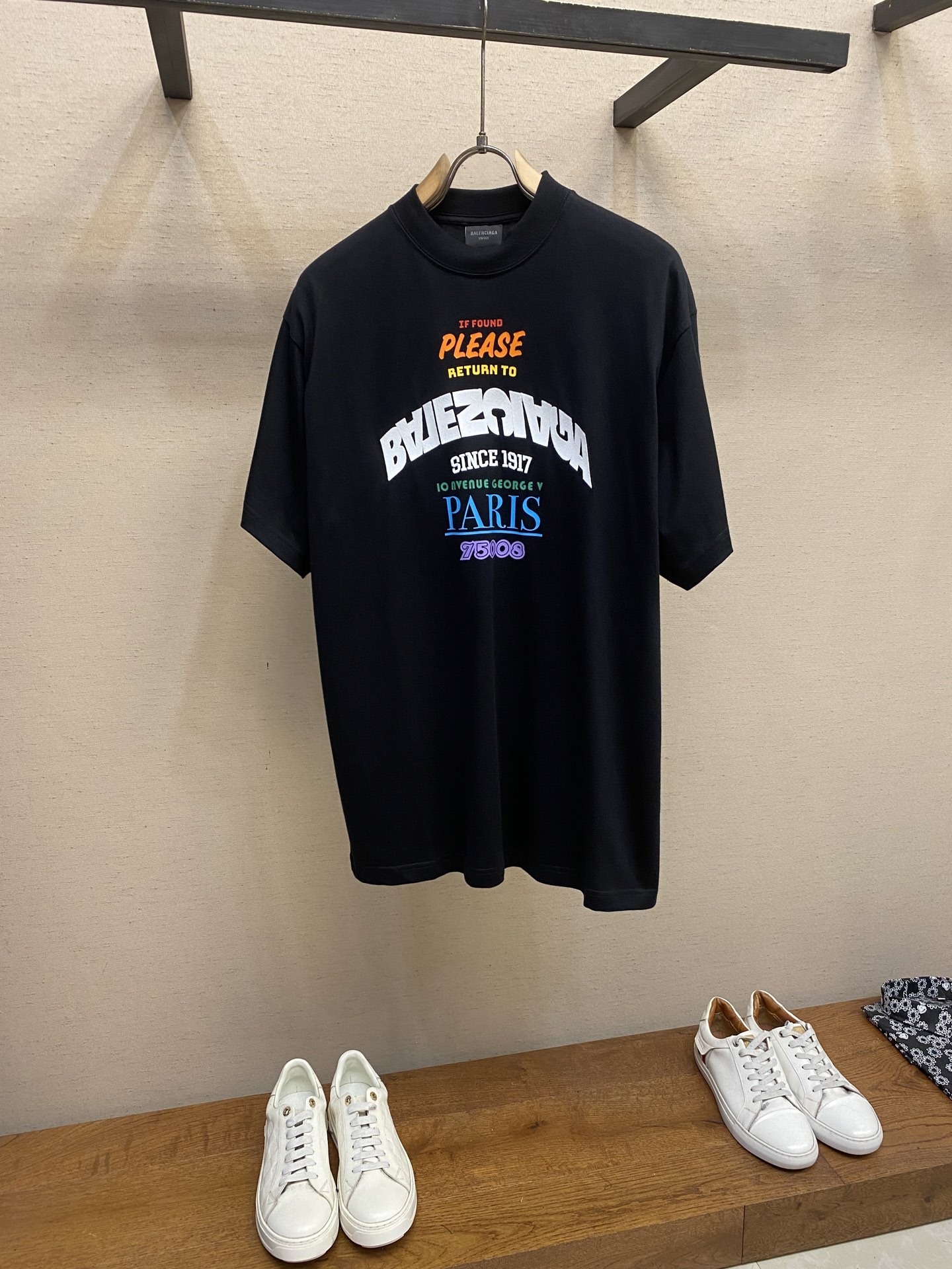 NO:467714,Balenciaga, BA returns to Paris round neck short sleeves original, 400 purchase; retro plain fabric, neutral style, round neck short sleeves, glue printing technology, tatami embroidery pattern, full set of auxiliary materials equipped with # Retro jersey knitted fabric adopts 15S fine cotton plain fabric, 230g; matched with 32S double yarn thread, 300g. Fine cotton fabric usually has good moisture absorption, breathability, warmth and wear resistance, and is also soft and smooth. Retro fine cotton fabric is thicker cotton fabric, with a retro style tone, and has fine processing and processing, with excellent texture and performance. Due to fine processing, the fine cotton fabric is light and thin, soft and comfortable to touch, and it is very suitable for the skin when worn. # Color letter offset printing technology  The front pattern adopts high-density elastic paste printing, which is an innovative printing process that combines glue printing with elastic materials. In high-density elastic paste printing, glue is specially modified to give the printing pattern higher elasticity and durability. In order to increase the elasticity of the printing, elastic fibers or elastic agents may be added to the high-density elastic paste printing. This allows the printing part to expand and shrink when the fabric is stretched, maintaining the integrity and beauty of the pattern. # Inverted letter element embroidery The main body of the whole piece embroidery uses a new tatami twill lace embroidery, which is interwoven with the tatami embroidery needle method and forms oblique patterns. The tatami woven surface and the fixed edge that are integrated with the tatami woven surface are good flatness, soft feel, elasticity, and gloss. The tatami woven surface is inwardly depressed compared to the fixed edge, which improves the three-dimensional sense of the pattern and has a better visual effect.  High neck oversize loose fit, oversize loose silhouette design, basic round neck collar with shoulder line, vertical pit bar code from top to bottom, neckline, cuffs and hem all have zippers, and the sleeves are longer and protruding to the details. The thickness of the ready-to-wear is consistent with the original version, and it is shaped separately, and the upper body is wide and not easy to deform. Size XS-L,,balenciaga,versace,T-shirt,alexander wang19860909Balenciaga,BA回归巴黎圆领短袖 原,400购买；复古平纹面料、中性版型、圆领短袖、胶浆印花工艺、榻榻米刺绣图案、全套辅料配备 # 复古平纹针织面料 采用15S精棉平纹,230g；搭配 32S双纱拉架螺纹,300g.精棉面料通常具有较好的吸湿性、透气性、保暖性和耐磨性,同时也比较柔软和光滑.复古精棉面料比较厚实的棉质面料,具有复古风格的色调,同时经过精细加工和处理,具有优良的质地和性能.由于经过了精细加工,精棉面料的质地比较轻薄,手感柔软舒适,穿着起来非常贴合皮肤. # 彩字母胶浆印花工艺 前幅图案采用高密度弹力胶浆印,是一种结合了胶浆印花与弹性材料的创新印花工艺.在高密度弹力胶浆印中,胶浆被特别调制,以赋予印花图案更高的弹性和耐久性.为了增加印花的弹性,高密度弹力胶浆印中可能加入了弹性纤维或弹性剂.这使得印花部分在织物受到拉伸时能够随之伸缩,保持图案的完整性和美观. # 倒字母元素刺绣图案 全件刺绣主体采用新型榻榻米斜纹花边刺绣,榻榻米绣花针法相互交织而成并形成斜向纹路.榻榻米编织面、及与榻榻米编织面一体连接的定型边.平整性好,手感柔软,弹性好,光泽度好.榻榻米编织面相较定型边内陷,提高花纹的立体感,视觉效果更好. # 高领oversize宽松版型 oversize宽松廓形设计,基础款圆领领口落肩线,自上而下采用纵向坑条织码,领口、袖口、下摆均有罗口收口,袖长更偏长突出细节感.成衣厚度与原版一致,另做定型处理,上身挺阔不易变形. 尺码XS-L,,balenciaga,versace,T-shirt,alexander wang,Men's clothing