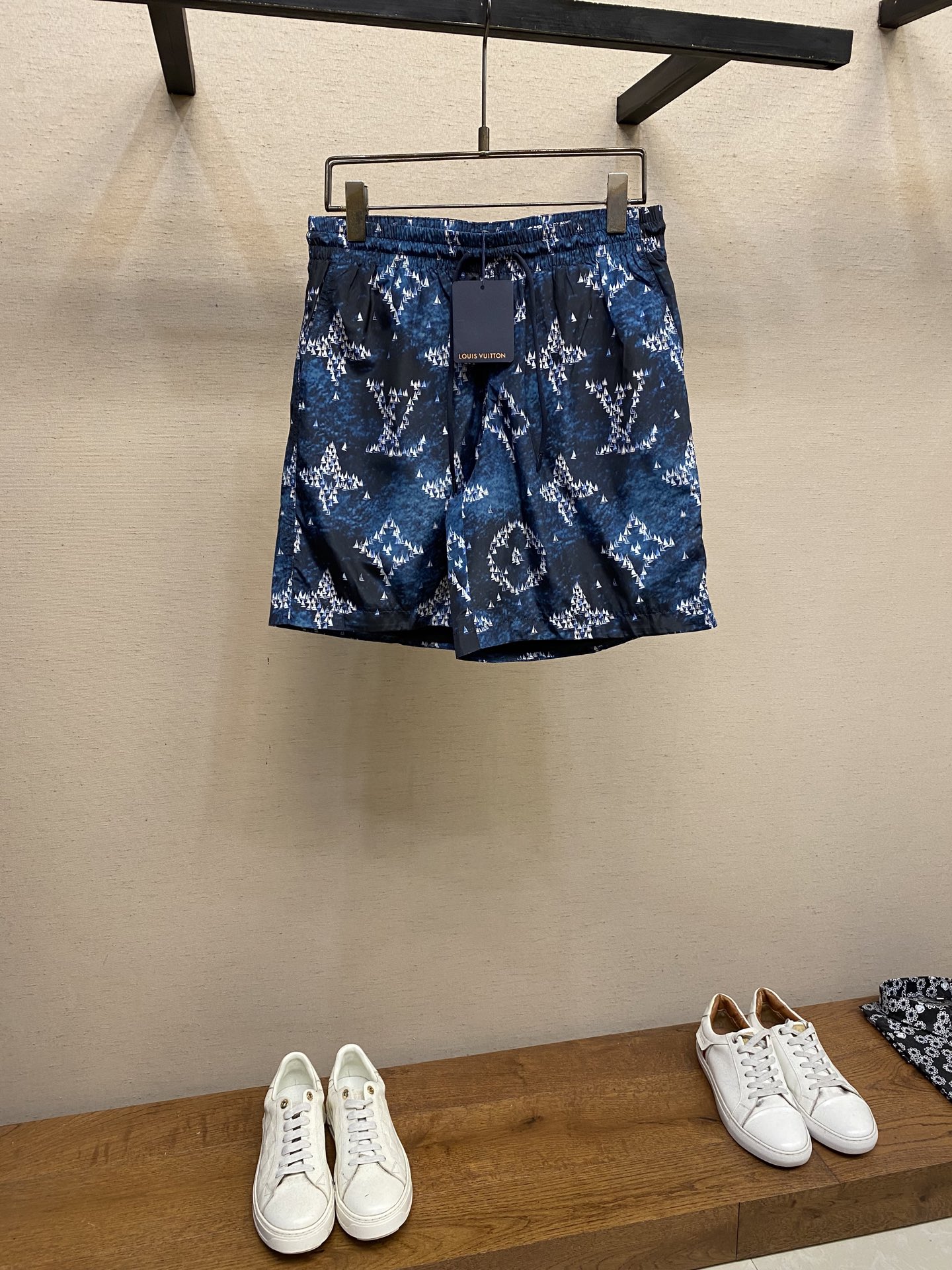 NO:461136,1V, 1V Louis Home In the season of the transatlantic journey, the bustling port has become the source of inspiration for Monogram Regatta prints, and it is told through this beach shorts. Above the surging texture, the sailing boats cleverly gather into a full Monogram pattern. They can be matched with the same item to create a poolside look. The washing method involves hardware accessories. Please wrap the laundry bag on the back and quickly wash it cold water or dry clean it in medium temperature ironing!  !  Size S-XL, louis vuitton, shorts, alexander wang198609091V,1V路易家 在当季横跨大西洋的航游故事中,繁华港口成为 Monogram Regatta 印花的灵感来源,借由此款沙滩短裤娓娓道来.波涛翻涌的纹理之上,航行的小船巧妙汇聚成全幅 Monogram 图案.可搭配同款单品,打造瞩目池畔造型. 洗涤方式涉及五金配件请反面包裹洗衣袋冷水快速机洗或干洗中温熨烫！！ 尺码S-XL,,louis vuitton,shorts,alexander wang,Men's clothing
