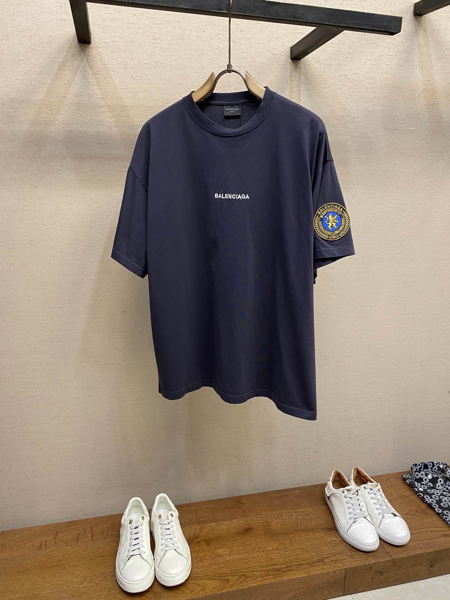 NO:467700,Balenciaga, BA Lion Label Embroidery Round Neck Short Sleeve Original, 400 purchase; Retro jersey fabric, medium-sized version, round neck short sleeves, embroidery embroidery embroidery logo on the front logo, destructive style, full set of auxiliary materials equipped # Retro jersey fabric uses 15S fine cotton plain patterns, 230g; matched with 32S double yarn thread, 300g. Fine cotton fabric usually has good moisture absorption, breathability, warmth and wear resistance, and is also soft and smooth. Retro fine cotton fabric has thicker cotton fabric, with a retro style tone, and has fine processing and processing, with excellent texture and performance. Due to fine processing, the fine cotton fabric is light and thin, soft and comfortable to touch, and it is very suitable for the skin when worn. # Zhangzai embroidery pattern combined with needle embroidery technology  The embroidery on both sides of the sleeves adopts tatami process, forming a full, floating and undulating effect, adding a three-dimensional texture of the pattern. Through the precision calculation of the computer, the edges are cut according to the original pattern and the edges are processed. The edges are organized but not disordered, and the needle structure is fine, breaking the flat vision, and enriching the overall shape. The letters adopt the precision needle embroidery process; the embroidery is very fine and dense, the pattern is clear and the line feel is strong. The line is combined with the encryption process, and the embroidery body has a subtle matte visual texture; the embroidery effect is three-dimensional and full. The flat embroidery thread is uniquely designed, and the embroidery is very fine and dense; the overall stitching is fine and the texture is consistent, which adds a sense of layering to the simple design. #Black sand making old craftsmanship  After the garment is frying, the new environmentally friendly garment process is transfected, dyed, washed and used. The fabric is dyed and processed by stone milling. The garment is constantly immersed in the dye and rolls, so that the dyed fabric will have a certain amount of white on the edge of the color. After the garment is frying sand, the fabric is slightly faded, and the color of the original fabric shows nostalgic colors of different shades and light and darkness. #Trunk neck oversize loose style oversize loose silhouette design, the basic round neck collar falls shoulder line, and the vertical pit bar weaving code is top-down, the neckline, cuffs, and hem are all corrugated, and the sleeve length is longer and highlights the sense of detail. The thickness of the garment is consistent with the original version, and it is shaped separately, and the upper body is wide and not easily deformed. Size XS-L,,balenciaga,versace,T-shirt,alexander wang19860909Balenciaga、BA 狮标刺绣圆领短袖 原,400购买；复古平纹针织面料、中号版型、圆领短袖、刺绣作品贴饰点缀、正面logo刺绣徽标、破坏效果风格、全套辅料配备 # 复古平纹针织面料 采用15S精棉平纹,230g；搭配 32S双纱拉架螺纹,300g.精棉面料通常具有较好的吸湿性、透气性、保暖性和耐磨性,同时也比较柔软和光滑.复古精棉面料比较厚实的棉质面料,具有复古风格的色调,同时经过精细加工和处理,具有优良的质地和性能.由于经过了精细加工,精棉面料的质地比较轻薄,手感柔软舒适,穿着起来非常贴合皮肤. # 章仔刺绣图案结合挨针刺绣工艺 衣袖两侧章仔刺绣采用榻榻米工艺,形成了饱满浮突有起伏效果,增添了图案的立体质感.透过电脑的精密计算,根据原版图案切割后包边处理.包边有条理而不紊乱,走针组织细密,打破平面视觉,丰富整体的造型. 字母采用精密挨针绣工艺；刺绣非常精细针法绵密,图案清晰且线条感和立体感强.亚麻材质绣线结合加密处理,绣体具有微妙的哑光视觉质感；刺绣效果立体饱满.平绣的挨针走线独特设计,刺绣非常精细针法绵密；整体针脚细密,精细度质感一致,为简约设计增添了层次感. #黑色炒砂做旧工艺 成衣后进行炒色工艺制作而成,成衣环保新工艺转染染色、洗水做旧.通过石磨的方式对面料进行染色加工,成衣不断地浸入染料中翻滚,使染色的面料在颜色的边缘会有一定量的白色.炒砂后面料轻微掉色效果,改变原面料颜色呈现出深浅一明暗不同的怀旧色彩. #高领oversize宽松版型 oversize宽松廓形设计,基础款圆领领口落肩线,自上而下采用纵向坑条织码,领口、袖口、下摆均有罗口收口,袖长更偏长突出细节感.成衣厚度与原版一致,另做定型处理,上身挺阔不易变形. 尺码XS-L,,balenciaga,versace,T-shirt,alexander wang,Men's clothing