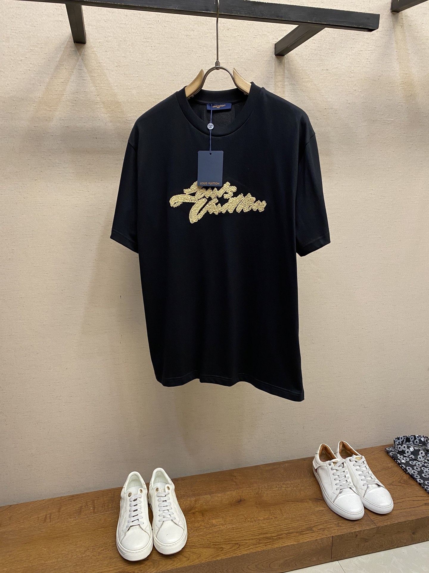 NO:483846,1V, LU Rafite letter round neck short sleeve original, 100 purchase; pure cotton plain fabric, standard version, ribbed collar, front and back embroidery logo, full set of auxiliary materials equipped # Plain woven pure cotton high-quality cotton fabric adopts 15S plain woven high-quality cotton, 230g; matched with 32S double yarn thread, 300g. The fabric is made of high-quality pure cotton fabric woven with plain weft tissue. The characteristics of this fabric include vertical intersection of warp and weft yarns, clear texture on the fabric, soft texture, comfortable wearing, good moisture absorption, strong breathability, not easy to deform, wash and wear, etc. # Front and back embroidery logo textile Rafite effect  Through the rope imitating the Rafite embroidery process, you can create handicrafts with unique texture and beauty. The rope is color-defining, and the thickness is customized according to the design pattern details, imitating the synthetic fiber material of the Rafite texture. It usually has a rough texture and natural color similar to Rafite, but it is more durable and easy to operate. Computer software designs to ensure the aesthetics and practicality of the final effect. # Straight round neck style Standard H drooping style, matched with a shoulder-length design. The vertical style emphasizes that the shoulders, waist and hem are basically the same width, with simplicity and looseness. The short-sleeved tailoring can show the wearer's figure curve. At the same time, the neckline, cuffs and hem of the short-sleeved sleeves are designed with a double-line closing design. Size XS-L, T-shirt, alexander wang198609091V、LU 拉菲草字母圆领短袖 原,100购买；纯棉质平纹面料、标准版型、罗纹衣领、前后刺绣标识、全套辅料配备 # 平织纯棉优质棉面料 采用15S平织优质棉,230g；搭配32S双纱拉架螺纹,300g.面料采用平纹组织方式织造的品质优良的纯棉面料.这种面料的特点包括经纬纱线垂直相交,布面经纬纱线纹理清晰,手感柔软,穿着舒适,吸湿性好,透气性强,不易变形,耐洗耐穿等. # 前后刺绣标识纺织拉菲草效果 通过绳子仿拉菲草刺绣工艺,可以创作出具有独特质感和美感的手工艺品.绳子对色定染,粗细跟据设计的图案细节对比定制,模仿拉菲草质感的合成纤维材料.它通常具有类似拉菲草的粗糙质感和自然色彩,但更加耐用和易于操作,电脑软件进行设计,以确保最终效果的美观和实用性. # 直筒圆领版型 标准H垂身版型,搭配齐肩设计.垂直版型强调的是肩部、腰部、下摆宽度基本一致,具有简约、宽松的特点.短袖的剪裁合身,能够展现出穿着者的身材曲线.同时,短袖的领口、袖口和下摆都采用双线收口设计. 尺码XS-L,,T-shirt,alexander wang,Men's clothing