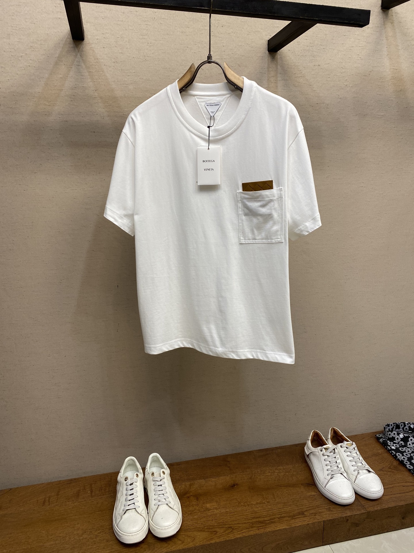 NO:504346,Bottrga Veneta BV diamond leather label pocket short sleeves Original, 700 yuan purchase; cotton knitted fabric, woven suede patch, cuff hidden letter embroidery, regular round neck style, full set of auxiliary materials. Warm reminder Due to the characteristics of leather and weaving process, it is recommended to use 15 minutes quick wash to avoid excessive washing or soaking. # Lightweight pure cotton fabric uses 15S fine cotton plain pattern, 230g; match  32S double yarn thread, 340g. Fine cotton fabrics usually have good moisture absorption, breathability, warmth and wear resistance, and are also soft and smooth. Retro fine cotton fabrics have thicker cotton fabrics, with retro style tones, and are finely processed and processed to have excellent texture and performance. Due to fine processing, the fine cotton fabrics are light and thin, soft and comfortable to touch, and they are very suitable for the skin when worn. # Washable woven suede front patch  Suede has a unique matte texture, and the matte texture gives a unique matte effect and a soft feel; oIntrecciato weaving process is hand-woven from fine leather strips, which makes the leather products more complex and layered. Suede waterproof pretreatment not only increases the waterproofness of the leather, but also reduces the adhesion of stains to a certain extent, while reducing the risk of fading. # Cuff hidden letter embroidery The process combines the essence of traditional embroidery with the accuracy of modern design, and creates clear and three-dimensional letter patterns through needle embroidery. The biggest feature of needle embroidery is its fineness. Each needle is closely connected to form dense stitches to ensure clear edges and smooth lines of the letter patterns, while giving the embroidery a high sense of three-dimensionality and texture. # Regular round neck pattern  The round neck short-sleeved style features are reflected in the precise tailoring, smooth lines, unique neckline design and natural shoulder processing. It can highlight the wearer's shoulder lines without limiting freedom of movement, making the clothes comfortable to wear. Size XS-L, bottega veneta, bottega veneta, T-shirt, alexander wang19860909Bottrga Veneta BV菱格皮标口袋短袖 原,700购买；棉质针织面料、编织绒面革贴饰、袖口隐藏式字母刺绣、常规圆领版型、全套辅料配备 温馨提示由于皮革和编织工艺的特性,建议使用15分钟快洗,避免过度水洗或浸泡. # 轻盈质地纯棉质面料 采用15S精棉平纹,230g；搭配 32S双纱拉架螺纹,340g.精棉面料通常具有较好的吸湿性、透气性、保暖性和耐磨性,同时也比较柔软和光滑.复古精棉面料比较厚实的棉质面料,具有复古风格的色调,同时经过精细加工和处理,具有优良的质地和性能.由于经过了精细加工,精棉面料的质地比较轻薄,手感柔软舒适,穿着起来非常贴合皮肤. # 可水洗编织绒面革正面贴饰 绒面革具有独特的磨砂质感,磨砂纹理赋予独特的哑光效果,手感柔软；oIntrecciato编织工艺则是由精细的皮革条手工编织而成,这种工艺使得皮革产品更加复杂且富有层次感.绒面革进行防水预处理,不仅能够增加皮革的防水性,还能在一定程度上减少污渍的附着,同时降低减少掉色风险. # 袖口隐藏式字母刺绣 工艺结合了传统刺绣的精髓与现代设计的精准度,通过挨针绣制出清晰、立体的字母图案.挨针绣工艺的最大特点在于其精细度.每一针都紧密相连,形成密集的针脚,确保字母图案的边缘清晰、线条流畅,同时赋予绣品高度的立体感和质感. # 常规圆领版型 圆领短袖版型特点体现在剪裁精准、线条流畅、领口设计独特、肩部处理自然.即能够凸显穿着者的肩部线条,又不会限制活动自由度,使得衣物在穿着舒适. 尺码XS-L,,bottega veneta,bottega veneta,T-shirt,alexander wang,Men's clothing