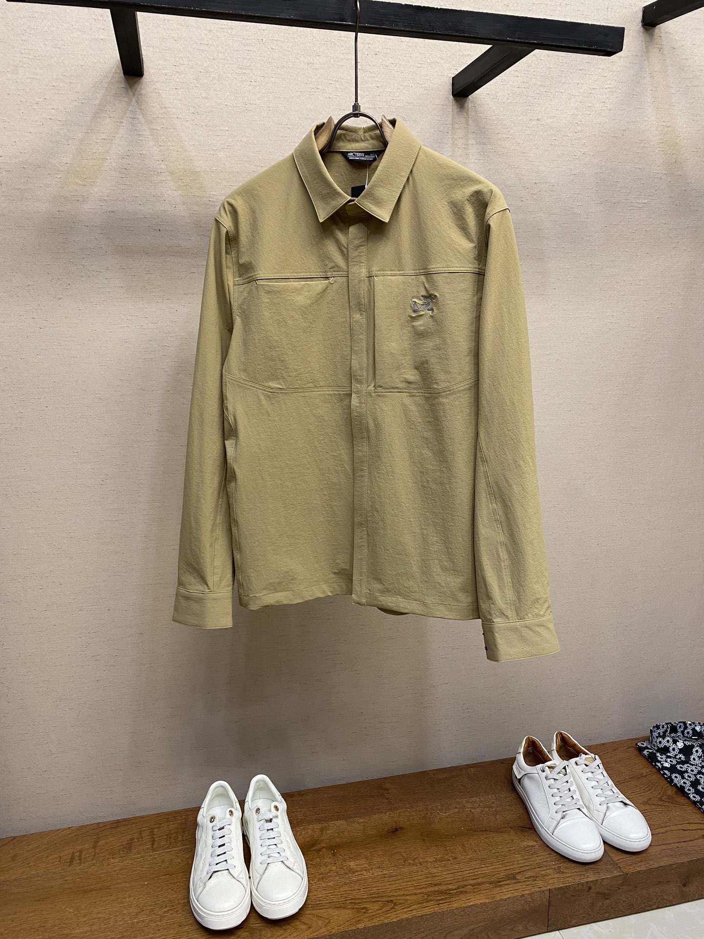 NO:746771,Arctery, ARC bird's new CRONIN LNSULATED five-color long-sleeved shirt, slightly elastic on all sides, windproof, waterproof, rainproof, light and wear-resistant jacket. Can be used for business or leisure, simple and elegant style, 25 latest styles, 1:1 restoration, the body adopts Asian tailoring method, high-tech fabric!  The whole body fabric is the key!  The workmanship is also quite complicated and cannot be completed by ordinary small factories. The logo on the chest is embroidered by imported Tajima machines!  There are many, many difficult details, such as the splicing, there are many king fabrics. The waterproof effect is very good because of the functionality of this single punch!  Size S-2xl Color: black, retro green, purple, cloud blue, khaki brown,,jackets & coats,jackets & coats,shirts,19860909Arctery,ARC鸟新款 CRONIN LNSULATED五色 长袖衬衫 四面微弹 防风 防水 防雨 轻便耐磨夹克外套.可商务可休闲 简约大方的款式版型 25最新款 1:1还原 衣体采用亚洲剪裁方式 高科技面料！全身的面料是重点！做工方面也是相当复杂,绝非一般小工厂可以完成, 胸前上logo标是进口田岛机器刺绣！还有很多很多的高难度细节,比如拼接的地方就有不少 王者面料 防水效果非常好在于这款单冲的功能性！ 尺码S-2xl 颜色 : 黑色 复古绿 紫色 云层蓝 卡其棕,,jackets & coats,jackets & coats,shirts,,Men's clothing