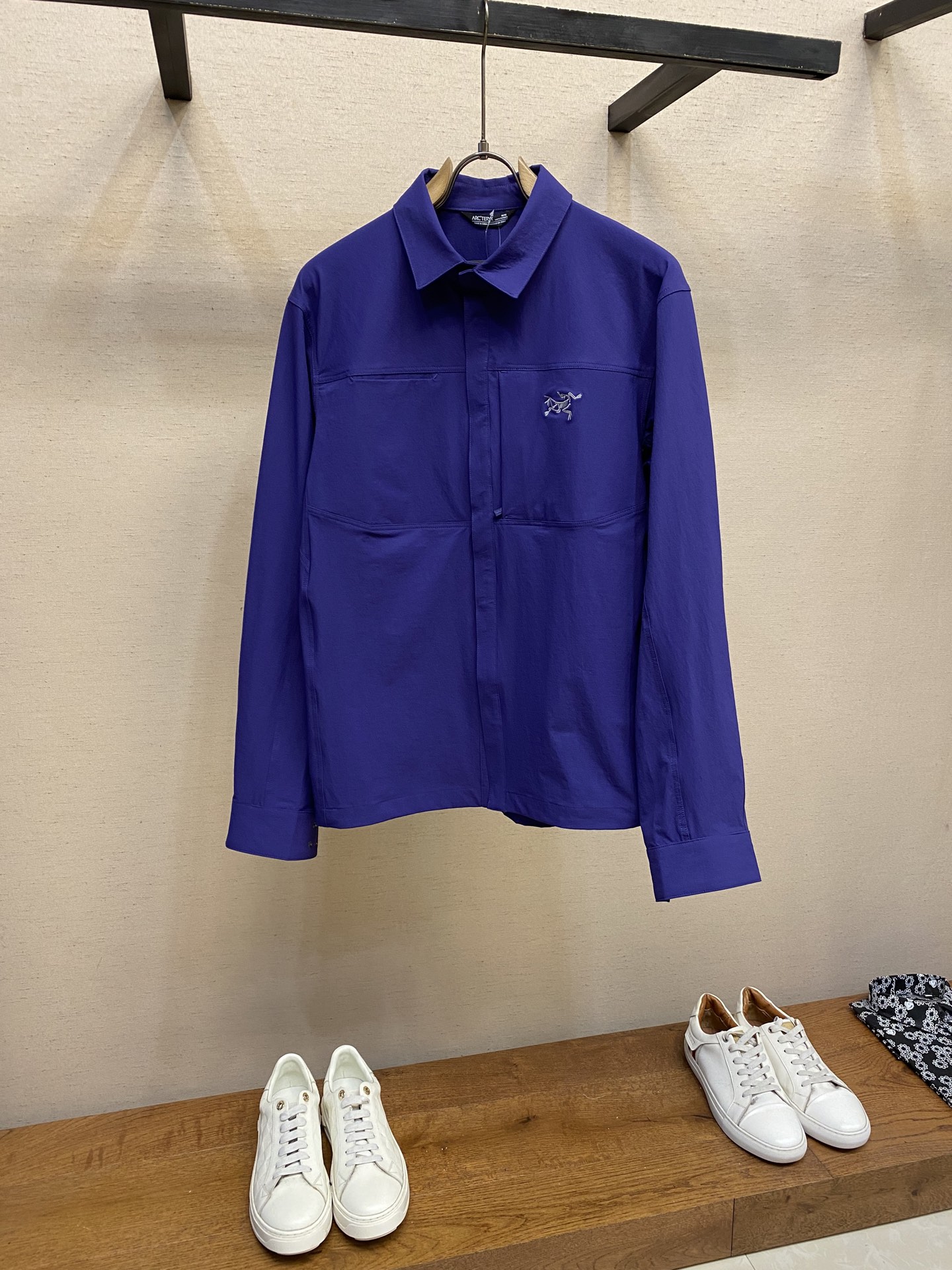 NO:746772,Arctery, ARC bird's new CRONIN LNSULATED five-color long-sleeved shirt, slightly elastic on all sides, windproof, waterproof, rainproof, light and wear-resistant jacket. Can be used for business or leisure, simple and elegant style, 25 latest styles, 1:1 restoration, the body adopts Asian tailoring method, high-tech fabric!  The whole body fabric is the key!  The workmanship is also quite complicated and cannot be completed by ordinary small factories. The logo on the chest is embroidered by imported Tajima machines!  There are many, many difficult details, such as the splicing. There are many king fabrics. The waterproof effect is very good because of the functionality of this single punch. Size S-2xl. Color: black, retro green, purple, cloud blue, khaki brown,,jacke19860909Arctery,ARC鸟新款 CRONIN LNSULATED五色 长袖衬衫 四面微弹 防风 防水 防雨 轻便耐磨夹克外套.可商务可休闲 简约大方的款式版型 25最新款 1:1还原 衣体采用亚洲剪裁方式 高科技面料！全身的面料是重点！做工方面也是相当复杂,绝非一般小工厂可以完成, 胸前上logo标是进口田岛机器刺绣！还有很多很多的高难度细节,比如拼接的地方就有不少 王者面料 防水效果非常好在于这款单冲的功能性 尺码S-2xl 颜色 : 黑色 复古绿 紫色 云层蓝 卡其棕,,jackets & coats,jackets & coats,shirts,,Men's clothing