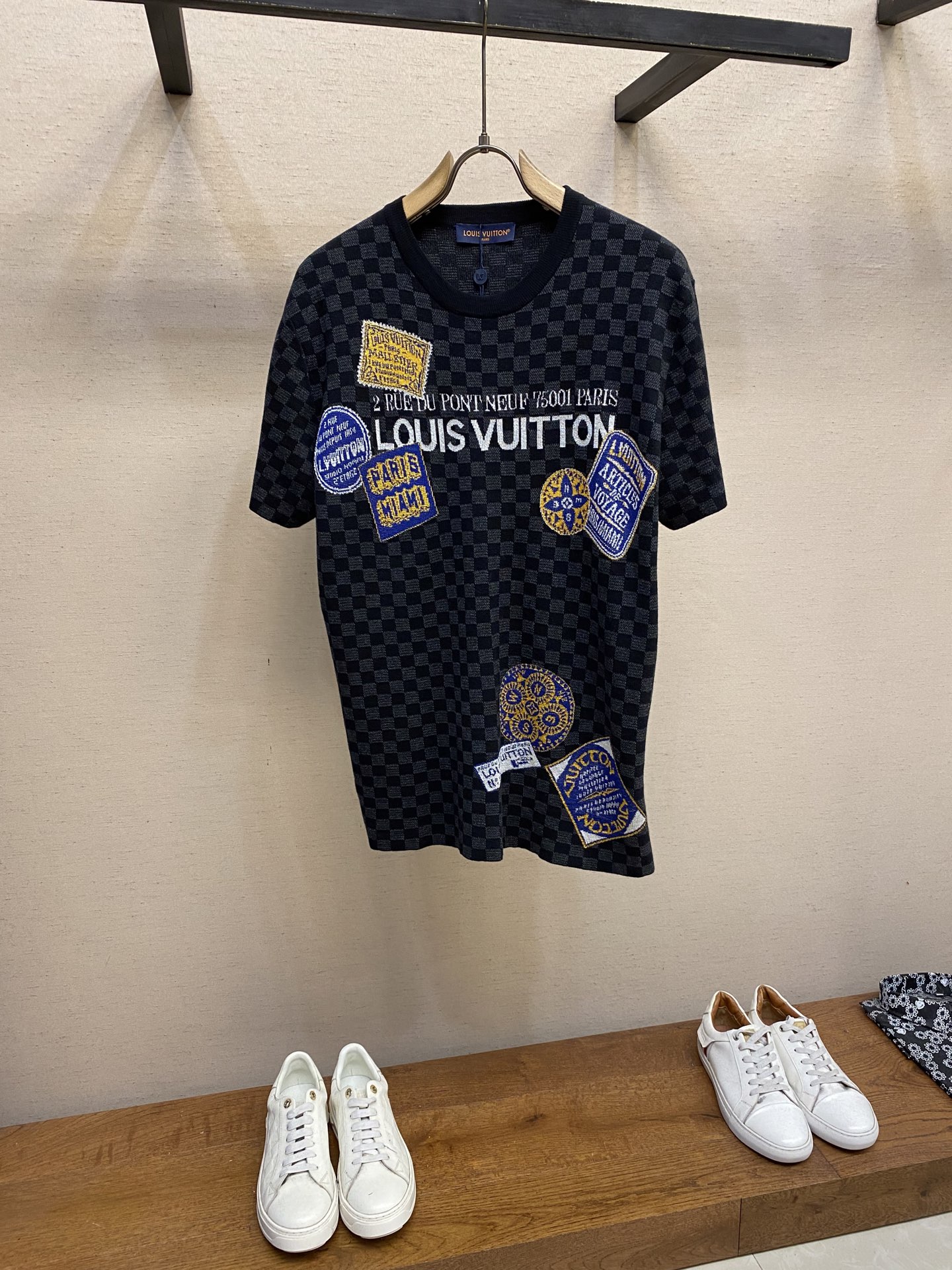 NO:519906,1V, Zhang Zai jacquard wool short sleeves, 40 combed cotton yarns are ordered and dyed, and the wool hanging is made of bright silk material. The flower shape is drawn by a master of more than ten years. Each flower shape is byte letters, and the circle is the same size as YB. The small letters are very clear. The loom is made of a German imported Stol 14-needle ultra-fine wool loom worth 470,000 yuan per unit for knitting and hanging wool. The single wool knitting line is as high as 6,800 rows, and 32 yarn mouths are used to hang wool. The single piece takes 270 minutes. It requires pure manual thread picking and knotting, sampling, washing and shaping, and will not be deformed like the domestic wool loom. The board is lengthened. Size XS-L, T-shirt, alexander wang198609091V,章仔提花毛织短袖 毛料订染40支精梳棉纱线,挂毛章仔部分采用亮丝材质,花型由十几年老师傅一笔一笔画出来,每个花型字节字母非常清晰、圆圈达到和YB一致大小,小字母非常清晰细腻,织片机采用价值47万一台的德国进口斯托尔14针超细毛织机进行编织挂毛,单挂毛编织行高达6800行,采用32把纱嘴挂毛,单件耗时270分钟,需要纯手工挑线打结,抽检,洗水定型,不会和国产毛织机一样章仔圆圈变形,棋盘格拉长 尺码XS-L,,T-shirt,alexander wang,Men's clothing