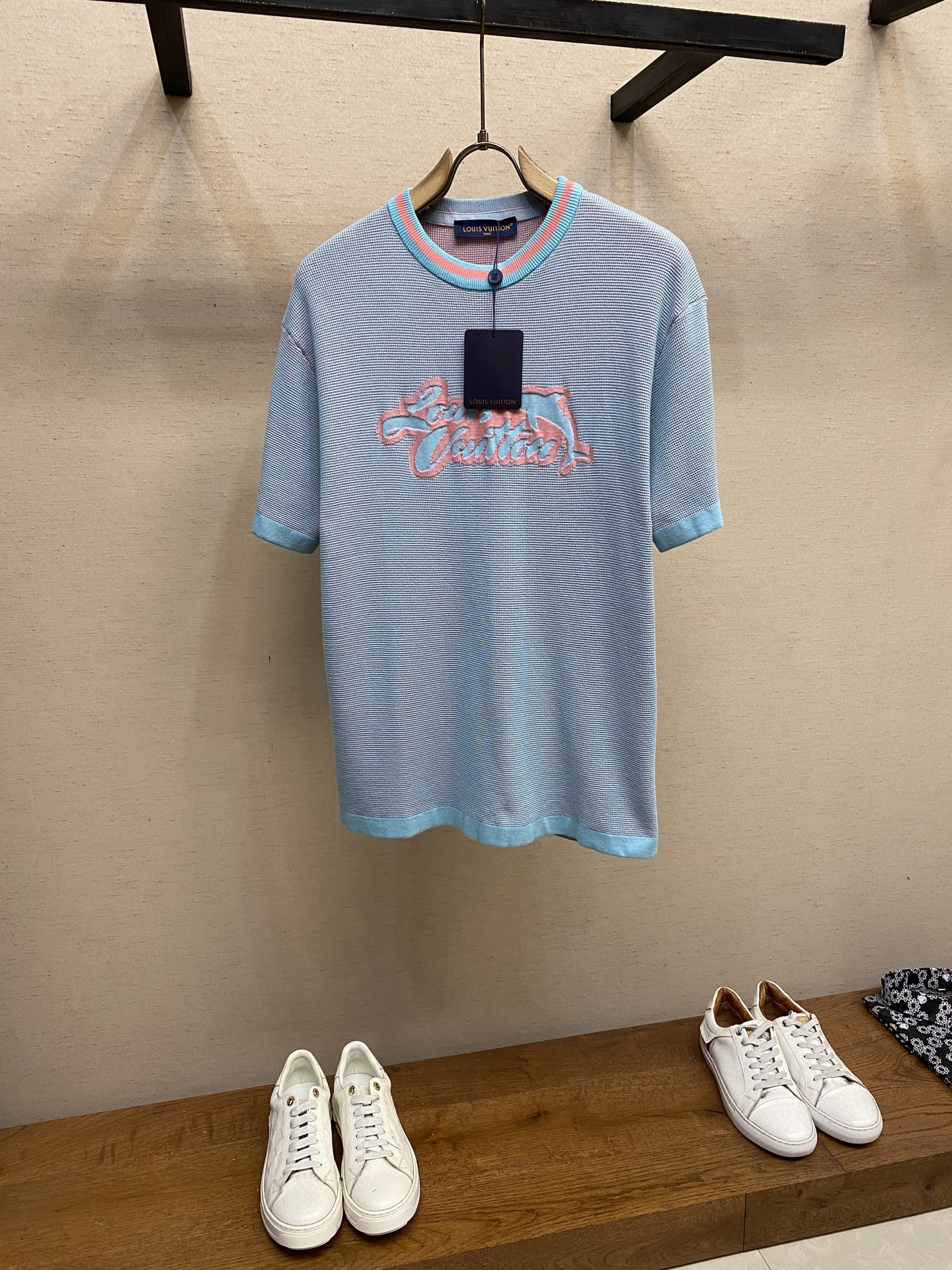 NO:483861,1V, Shark Wool Short Sleeve Refers to the original version for coloring and dyeing. It is a seasoned flower painting master who manually refers to the original 11 and counts the patterns in detail. It takes 3 days and 13,095 pinholes. It is truly perfect. It is made of the latest wool hanging machine. When knitting, 13 sponges are knitted back and forth. The number of rows of wool hanging wool hanging wool knitting alone is as high as 4,352 rows, which takes 160 minutes. The newly woven pieces of wool knitting are huge. It requires pure manual thread picking and knotting inspection. Only after random checking can it be sewn and picked. Washing water, pure manual ordering of the original main mark, washing water mark, details to the height of the washing mark, needle method, finally ironing, and packaging and shipment after total inspection. Size XS-L, T-shirt, alexander wang198609091V,鲨鱼毛织短袖 参照原版进行打色定染,由经验丰富画花师傅,人工手动参照原版11细数花型,耗时3天,人工细数13095个针孔,真正的完美11,采用最新款挂毛机编织而成,编织时由13把沙嘴来回交替进行编织,单单一块前服挂毛编织行数就高达4352行,耗时160分钟,刚织出的衣片结头巨多,需要纯手工挑线,打结头检验,抽查后才能进行缝挑,洗水,纯手工订原版主标,洗水唛,细节到洗标高度,针法,最后烫衣,总查后才可进行包装出货. 尺码XS-L,,T-shirt,alexander wang,Men's clothing