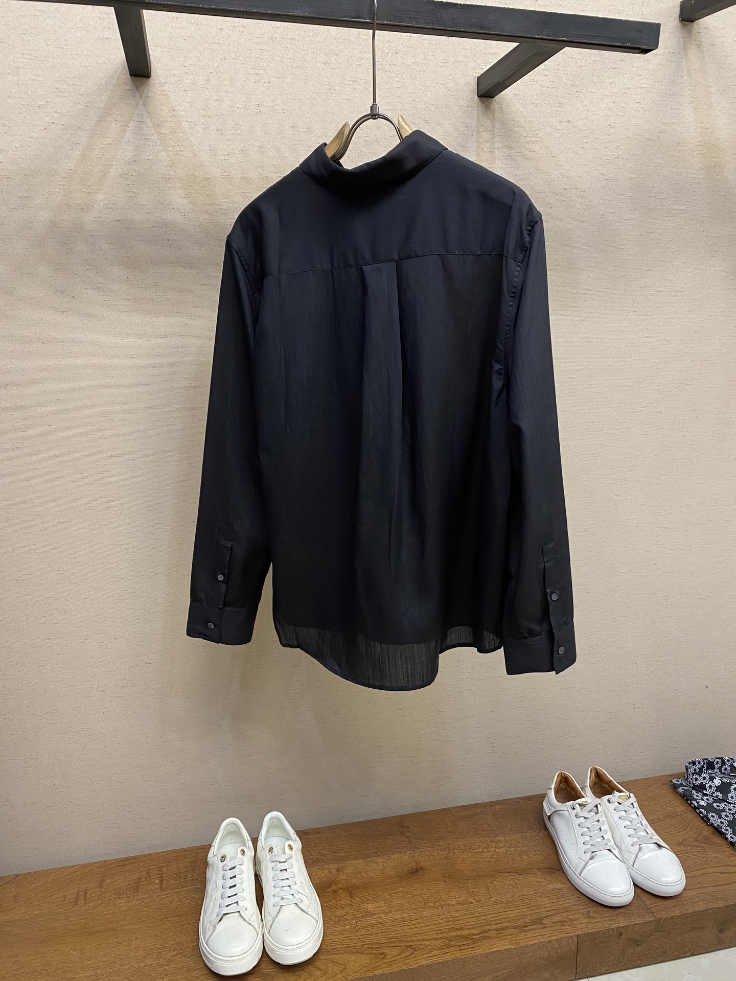 NO:515142,Loewe, embroidered linen long-sleeved shirt fabric selection: Viscose fiber is fused with linen, and fiber interlocking is achieved through air-flow spinning technology. The smooth drape of viscose fiber neutralizes the rough texture of flax, and the skinny support of flax makes up for the deformable shortcoming of viscose fiber. The high moisture absorption rate of viscose fiber is linked to the porous fiber structure of flax to form a dual-channel sweating system. The wrinkle resistance and drape feel are combined, reflecting the characteristics given by the fusion of the two fibers. Craft The Anagram totem of the breast patch pocket adopts the implicit hook-and-needle embroidery process, and the extremely thin filament thread evolves into a precision matrix of 320 needles/CM on the linen substrate, which resonates with the natural texture of the fabric. The inner lining is implanted with a tensile mesh substrate to ensure that the embroidery remains flat as before after frequent use. Size S-XL,,loewe,shirts,alexander wang19860909Loewe,绣花亚麻长袖衬衫 面料选择 以粘胶纤维与亚麻融合,通过气流纺纱技术实现纤维互锁,粘纤的柔滑垂坠感中和亚麻的粗粝肌理,亚麻的骨感支撑力弥补粘纤易变形的短板.粘纤较高的吸湿率与亚麻的多孔纤维结构联动,形成双通道排汗系统.抗皱性与垂坠感兼得,体现两种纤维融合赋予的特性. 工艺 胸前贴袋的Anagram图腾,采用隐式勾针刺绣工艺,以极细丝线在亚麻基底上演化出320针/CM的精密矩阵,与布料天然纹理同频共振.内衬植入抗拉伸网纱衬底,确保频繁使用后刺绣依然平整如初. 尺码S-XL,,loewe,shirts,alexander wang,Men's clothing