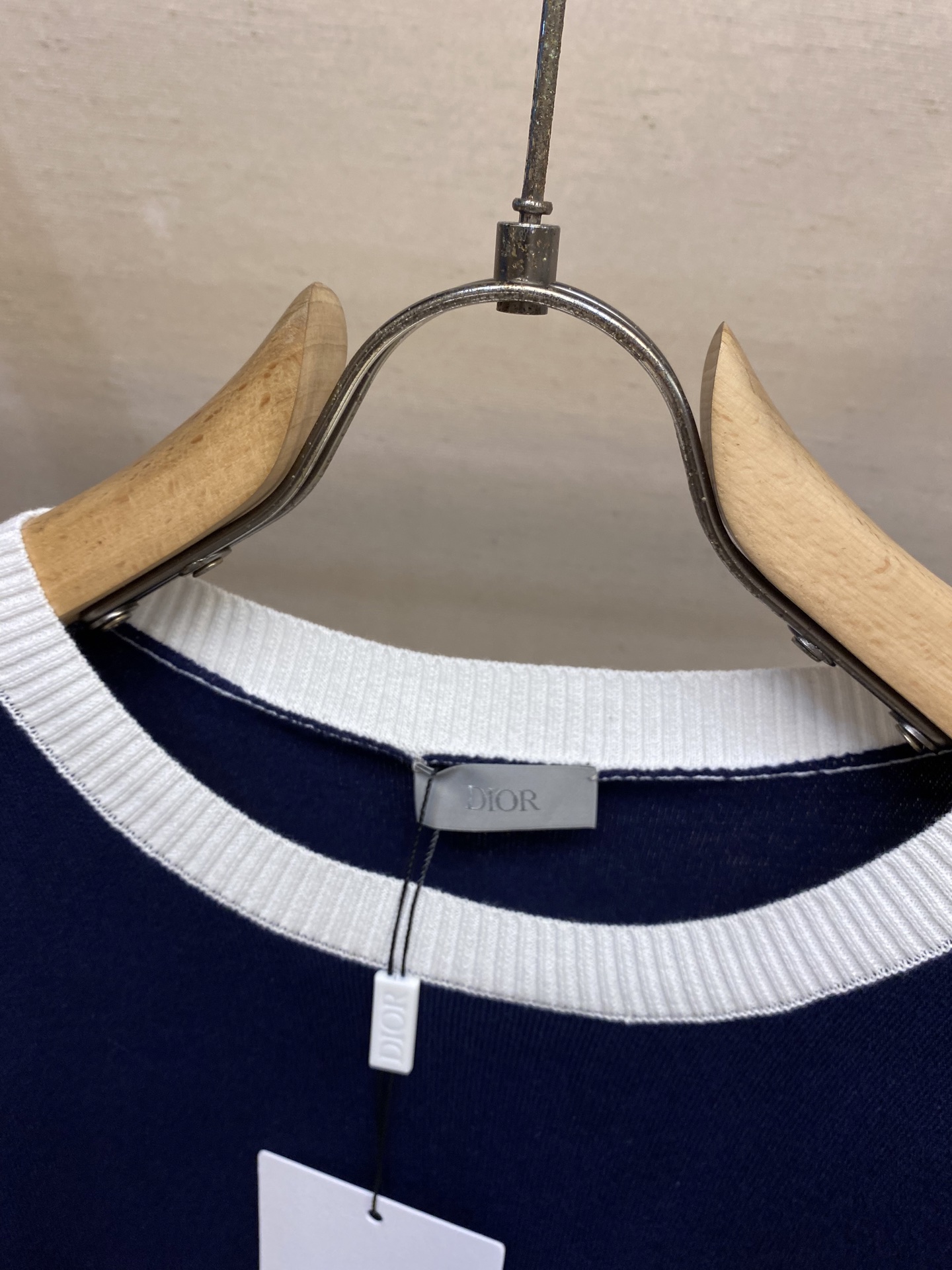 🌟🌟Dior，25SS撞色圆领铃兰花刺绣棉质短袖
正品10539购入，40支双股精梳棉纱，采用进口织机S
