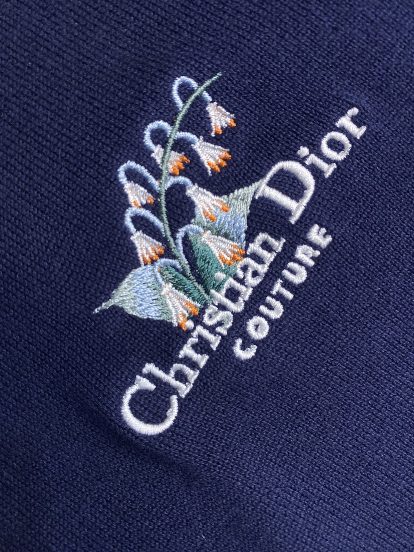 🌟🌟Dior，25SS撞色圆领铃兰花刺绣棉质短袖
正品10539购入，40支双股精梳棉纱，采用进口织机S