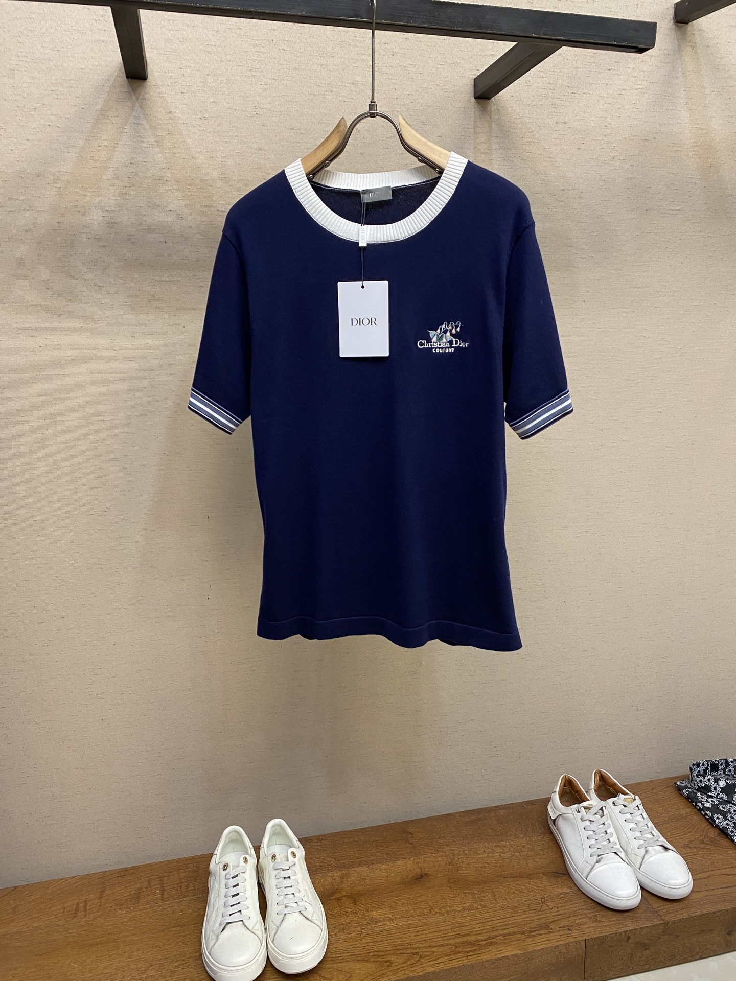 🌟🌟Dior，25SS撞色圆领铃兰花刺绣棉质短袖
正品10539购入，40支双股精梳棉纱，采用进口织机S