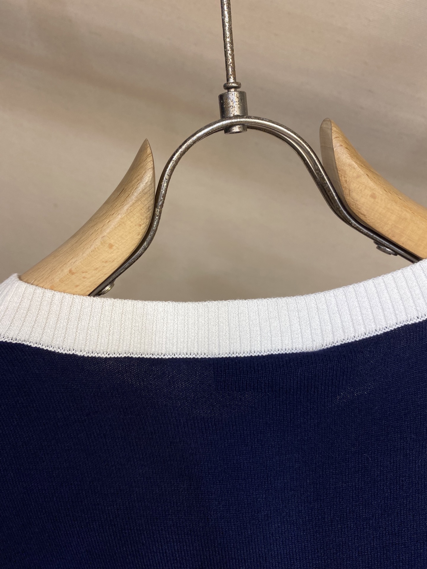 🌟🌟Dior，25SS撞色圆领铃兰花刺绣棉质短袖
正品10539购入，40支双股精梳棉纱，采用进口织机S