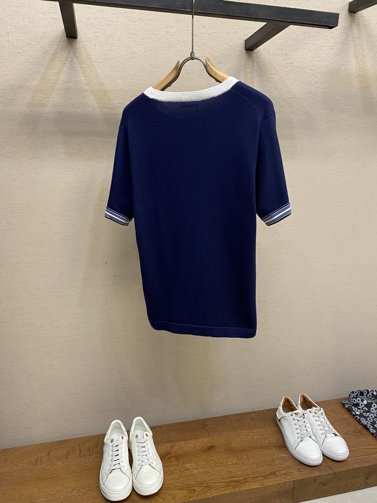 🌟🌟Dior，25SS撞色圆领铃兰花刺绣棉质短袖
正品10539购入，40支双股精梳棉纱，采用进口织机S